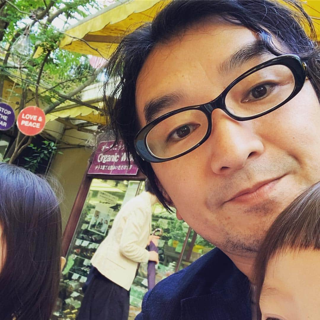 池田鉄洋さんのインスタグラム写真 - (池田鉄洋Instagram)「子供の時に母に連れてきてもらったクレヨンハウスに子供と一緒に来てみた。多分あの頃とあまり変わってないんだろなあ。」5月3日 21時10分 - ikedatetsuhiro