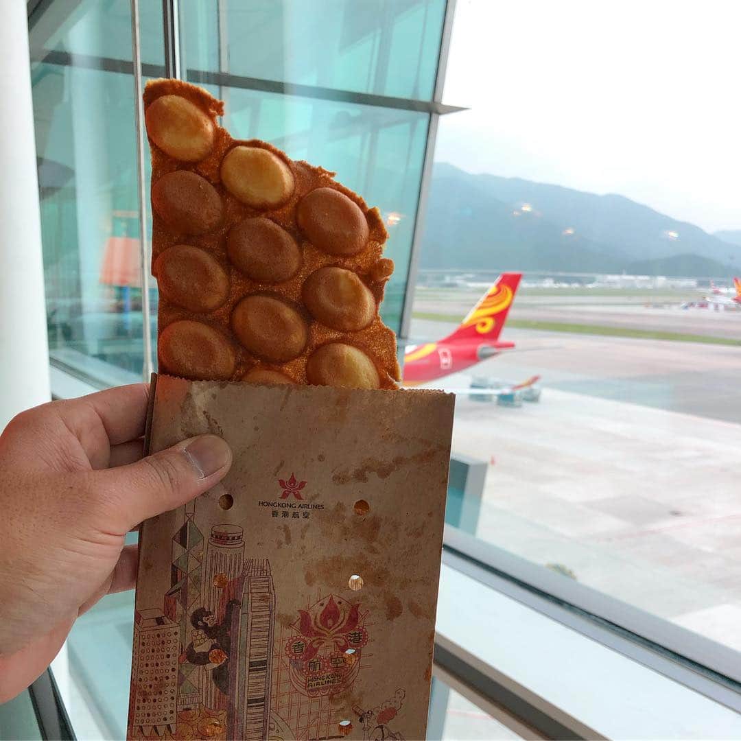 オカモト"MOBY"タクヤさんのインスタグラム写真 - (オカモト"MOBY"タクヤInstagram)「5/2(木)正味36時間の香港滞在でした。香港航空さん #HKAirlines のご好意でラウンジを使わせて頂いた。ここでは注文すると出来立ての #鶏蛋仔 (卵型ワッフル)を出してくれるので非常にありがたい！そして最後の抵抗、出国後の #GoodsOfDesire (Gate1と2の間)でのお土産購入も忘れずに。 #アガる香港 #日本香港観光年」5月3日 15時44分 - moby_scoobiedo
