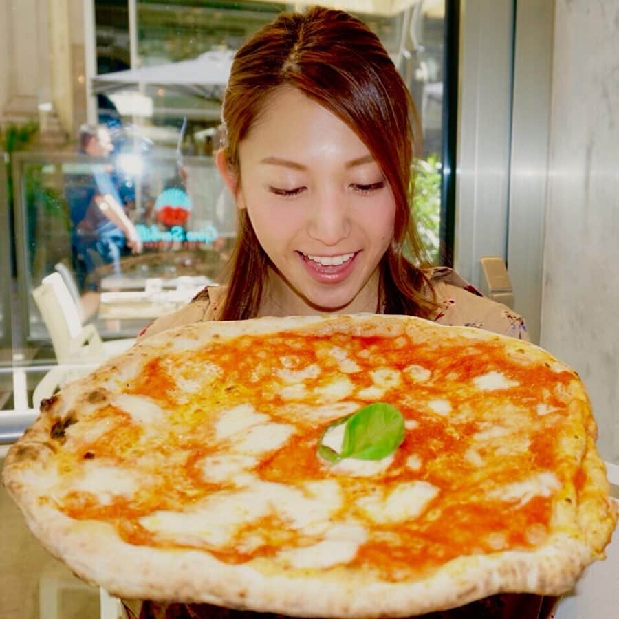 市原彩花さんのインスタグラム写真 - (市原彩花Instagram)「美食の街🇮🇹ミラノ🍕 ミラノは美味しいものだらけ😋🍽 みんなに教えてもらったお店に行ったよ😊 あ〜、海外来てから毎日パンとパスタ食べてる🤣💗 #イタリア#italy#ミラノ#milano#duomo#alporto#ピザ#pizza#sorbillo#sorbillomilano#misoyamilano#世界一周#世界一周旅行#世界一周航空券#海外旅行#旅行#プロトラベラー#スターアライアンス#staralliance . ①ドゥオーモの近くにある  薄めで超大きいピザ😆めちゃウマ😍 ドゥオーモ付近は観光客向けのお店だらけだけど、ここはちゃんと美味しいんだって😊 @sorbillo  ②ミラノのシンボル、#ドゥオーモ ドーモじゃなくて、ちゃんとドゥオーモって言いたいジャパニーズ🙋‍♀️ ③Al PORTOのアサリとカラスミのパスタ🍝 ④はカルパッチョ🐟この旅で1番美味しかったかも🤤 片岡護シェフが修行してたお店らしく、日本語メニューもあるし、雰囲気も👍✨日本のお店にも行ってみよっと😆💓 ⑤MISOYAの東京味噌ラーメン🍜 海外で食べたラーメンでダントツに旨い！！てか日本のより美味しいレベル！煮卵もトロトロで、感激した🥺 ⑥チョコチップが好みだった🍦💕 ⑦ここから他の国。ハマって毎日飲んでるAPEROL SPRITZ🍸 スッキリちょい甘🍊レストラン行けば必ず誰かしら飲んでる😙 ⑧ギリシャ料理 #ギロス ⑨チューリッヒのCareddaというお店のアラゴスト。ザックザクでクリームたっぷり😍甘過ぎなくて😋👍 ⑩見つけると必ず食べる#スフォリッテッラ (右下) クロワッサンとはまた違うサクサク感！日本でもたまにあるから、食べてみて😋 #tabirepo#ベルトラ#2019gwベルトラ公認レポーター」5月3日 15時55分 - ayaka_ichihara