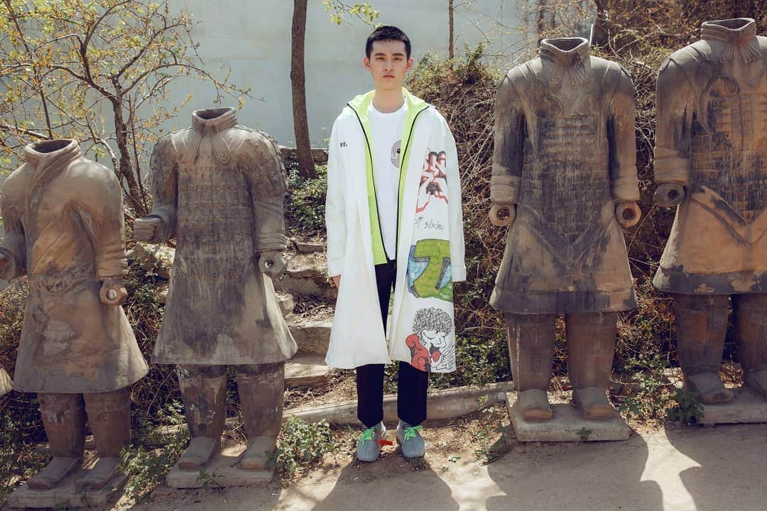 OFF-WHITE C/O VIRGIL ABLOHさんのインスタグラム写真 - (OFF-WHITE C/O VIRGIL ABLOHInstagram)「ss19 men's Off-White™ c/o XIAN white dondi coat now available in store and online.」5月3日 16時01分 - off____white