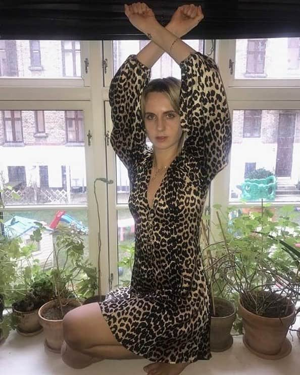 ガンニさんのインスタグラム写真 - (ガンニInstagram)「🔱 @momomoyouth in our satin leopard dress #gannigirls #ganni」5月3日 16時01分 - ganni