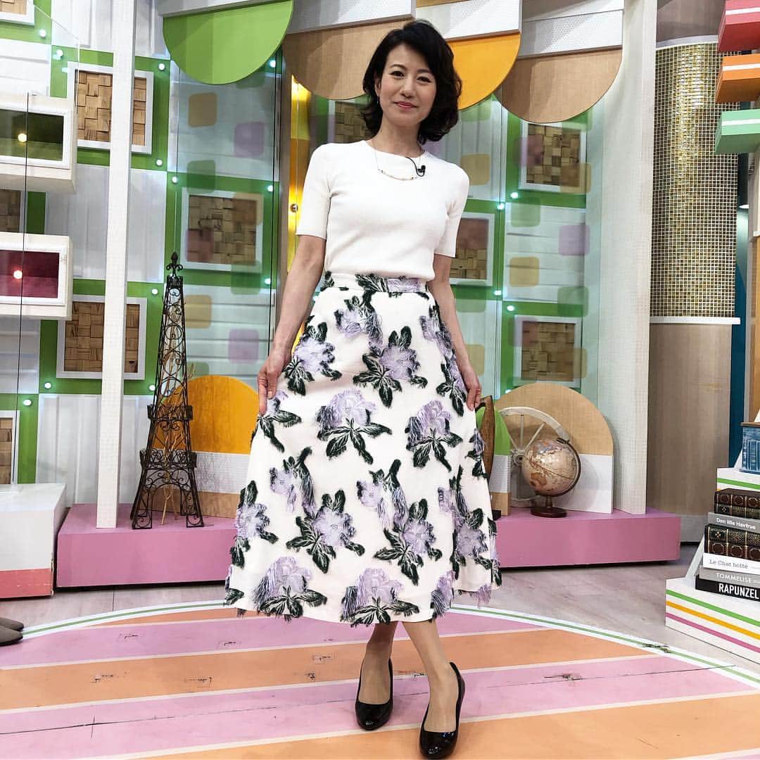 馬場典子さんのインスタグラム写真 - (馬場典子Instagram)「ニット、スカート#epocatheshop @epocatheshop_official  ネックレス#paulstuart @paulstuartjapan  ピアス#vendomeaoyama @vendomeaoyama_official  #ゴゴスマ #衣装」5月3日 16時09分 - baba_channel