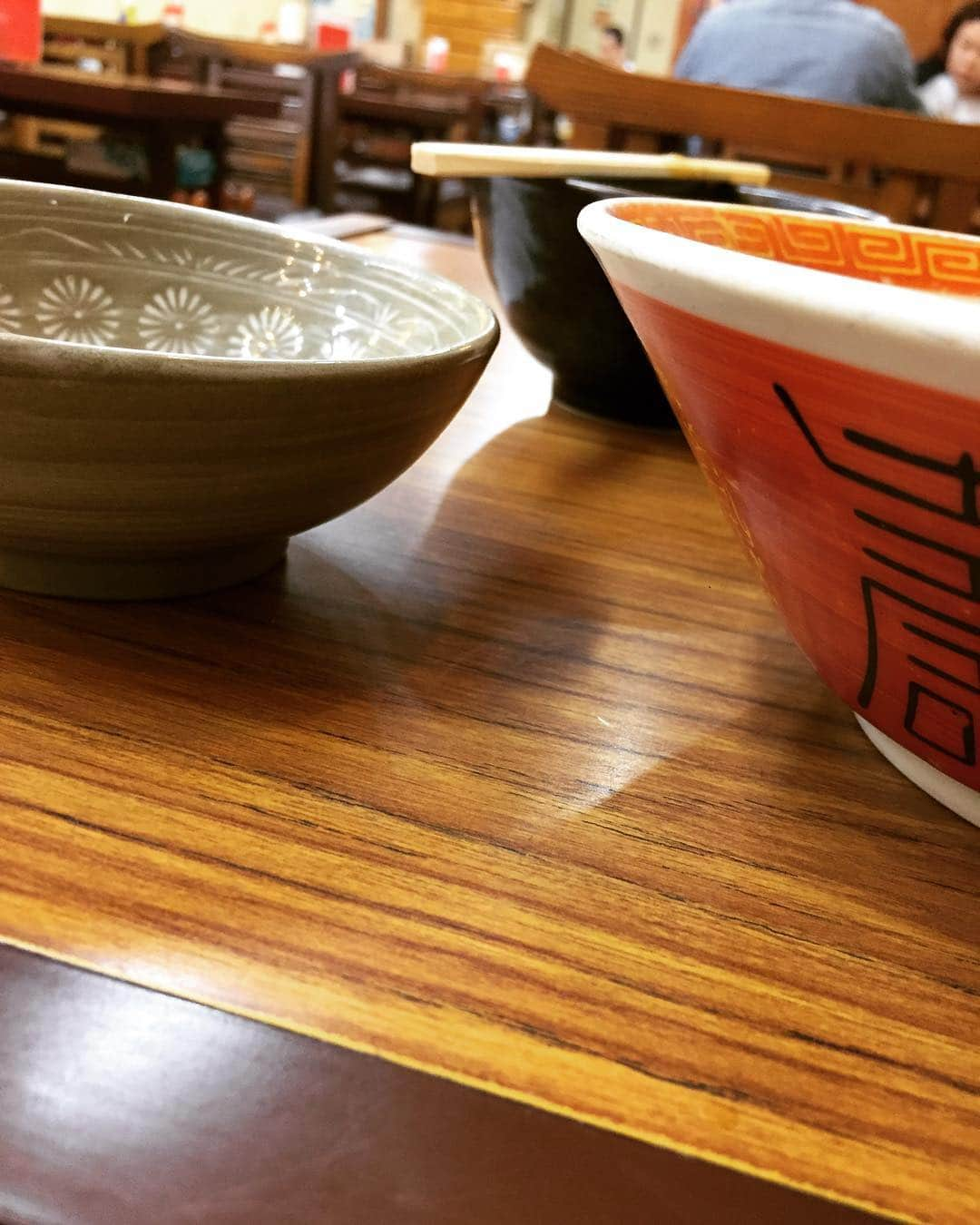 こーいちさんのインスタグラム写真 - (こーいちInstagram)「隣のおばあちゃんの会話  A「何食べる？」 B「何食べよか。メニュー見てみて」 A「水しか載ってないわ」 B「あんたほんまにいよいよボケたんかギャグのボケなんか分からんしそんなんやめとき。」 A「私もどっちか分からんのやわー。」 それではみなさん、ほんの少しのボケもプラスしてそれぞれのGW後半戦楽しんで下さい。」5月3日 16時12分 - kouichi1975