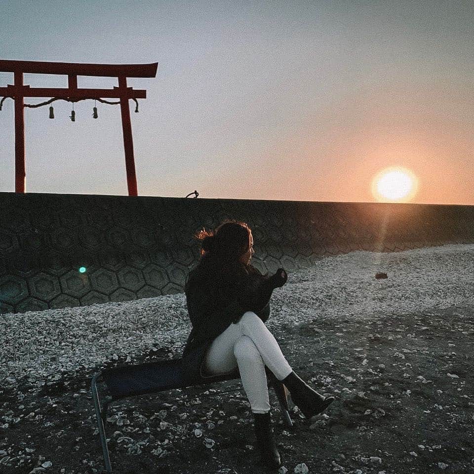 ジュリア バレットのインスタグラム：「we cannot simply sit and stare  at our wounds forever —haruki  5.15 #betweenmaybes」
