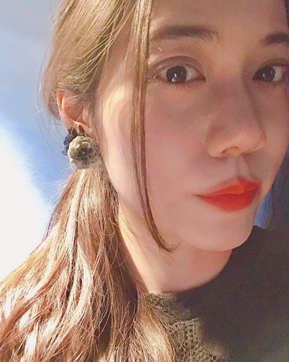 松山愛里のインスタグラム：「. 『きのう何食べた？』第5話 今夜0:12〜放送です！大晦日とお正月の話🎍🍊 のんびりGWにぴったりな回です〜🍜 今夜もお腹が鳴るかもよ🤤🤤 公式無料見逃し配信、ひかりTVでもご覧になれますのでぜひ🌷#きのう何食べた#何食べ#テレビ東京#ドラマ24 #ピアス撮ろうと思ったら#ドアップ#どーん 🙏🏻」