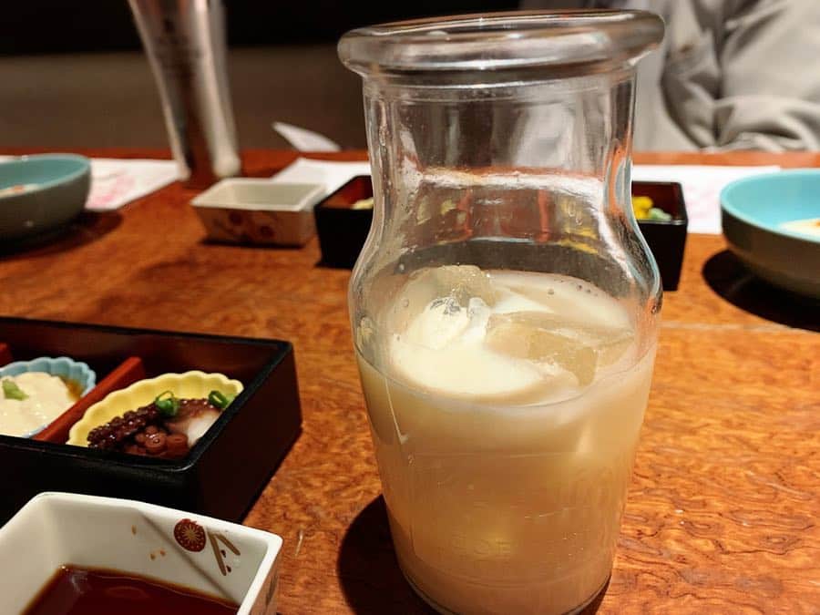 佐井祐里奈さんのインスタグラム写真 - (佐井祐里奈Instagram)「#豆屋茶寮 にてフードスタイルナビゲーションお疲れ様会🥰 2016年からアットエフエムにて始まった番組😋たくさんのご縁をいただいた番組でした✨ パーソナリティの神谷さんはダンディーなんだけれど面白くって皆に慕われてていつもかっこよかった🙆‍♀️神谷さんから学ぶことがたくさんありました✨ありがとうございました✨ ゲストに出てくださった皆さんも『食』への真っ直ぐな想いを語ってくださる、愛溢れる方達ばかり…。一つ一つの出会いが素晴らしい刺激となりました。 そして番組を支えてくださったスポンサーの皆さん、関係者の皆さんに心から感謝しています🙇‍♀️❤️ 皆さんがサポートしてくださったおかげで、自由に楽しく美味しく笑 のびのびと番組を担当することができました。私はとっても幸せでした💕 出産のため👶卒業という形になりましたが、これからも番組を応援しています✨✨ また会おうねの言葉が嬉しかった❤️ しっかりとパワーアップしてまたご一緒できることを楽しみにしていますっ💕 . . . . . . #アットFM #番組卒業 #前向きな卒業に感謝 #フードスタイルナビゲーション #yunnaログ #飲み放題メニューに豆乳があって美味しかった😍」5月3日 16時30分 - yunna_s31