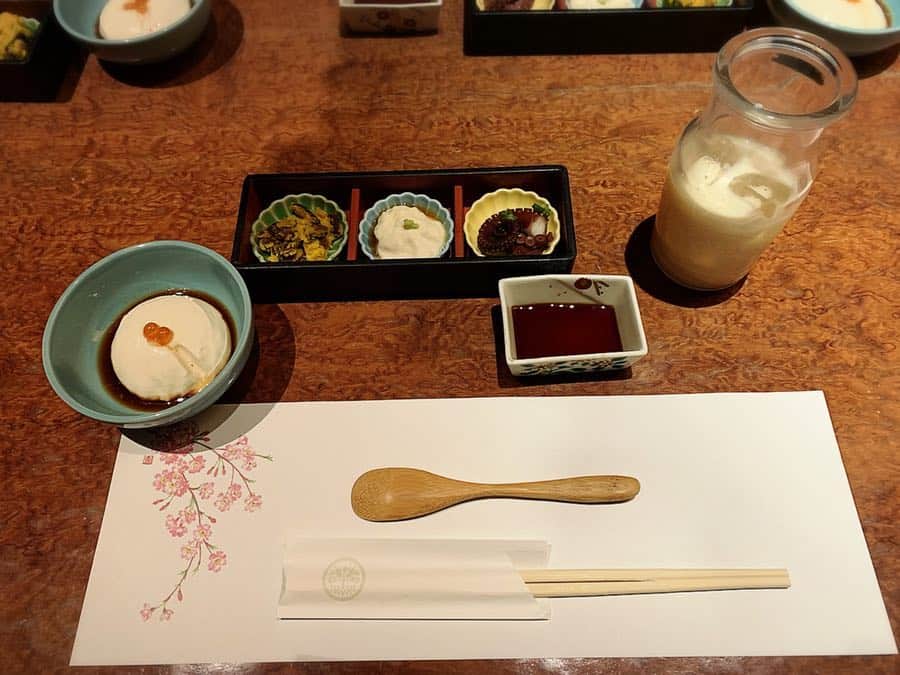 佐井祐里奈さんのインスタグラム写真 - (佐井祐里奈Instagram)「#豆屋茶寮 にてフードスタイルナビゲーションお疲れ様会🥰 2016年からアットエフエムにて始まった番組😋たくさんのご縁をいただいた番組でした✨ パーソナリティの神谷さんはダンディーなんだけれど面白くって皆に慕われてていつもかっこよかった🙆‍♀️神谷さんから学ぶことがたくさんありました✨ありがとうございました✨ ゲストに出てくださった皆さんも『食』への真っ直ぐな想いを語ってくださる、愛溢れる方達ばかり…。一つ一つの出会いが素晴らしい刺激となりました。 そして番組を支えてくださったスポンサーの皆さん、関係者の皆さんに心から感謝しています🙇‍♀️❤️ 皆さんがサポートしてくださったおかげで、自由に楽しく美味しく笑 のびのびと番組を担当することができました。私はとっても幸せでした💕 出産のため👶卒業という形になりましたが、これからも番組を応援しています✨✨ また会おうねの言葉が嬉しかった❤️ しっかりとパワーアップしてまたご一緒できることを楽しみにしていますっ💕 . . . . . . #アットFM #番組卒業 #前向きな卒業に感謝 #フードスタイルナビゲーション #yunnaログ #飲み放題メニューに豆乳があって美味しかった😍」5月3日 16時30分 - yunna_s31