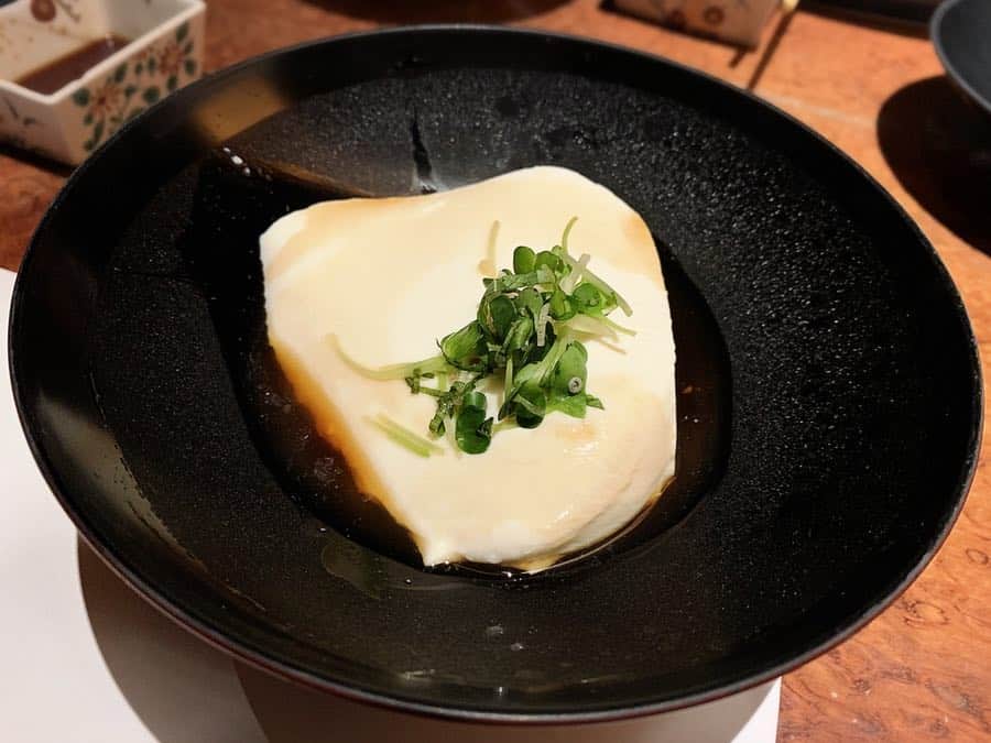 佐井祐里奈さんのインスタグラム写真 - (佐井祐里奈Instagram)「#豆屋茶寮 にてフードスタイルナビゲーションお疲れ様会🥰 2016年からアットエフエムにて始まった番組😋たくさんのご縁をいただいた番組でした✨ パーソナリティの神谷さんはダンディーなんだけれど面白くって皆に慕われてていつもかっこよかった🙆‍♀️神谷さんから学ぶことがたくさんありました✨ありがとうございました✨ ゲストに出てくださった皆さんも『食』への真っ直ぐな想いを語ってくださる、愛溢れる方達ばかり…。一つ一つの出会いが素晴らしい刺激となりました。 そして番組を支えてくださったスポンサーの皆さん、関係者の皆さんに心から感謝しています🙇‍♀️❤️ 皆さんがサポートしてくださったおかげで、自由に楽しく美味しく笑 のびのびと番組を担当することができました。私はとっても幸せでした💕 出産のため👶卒業という形になりましたが、これからも番組を応援しています✨✨ また会おうねの言葉が嬉しかった❤️ しっかりとパワーアップしてまたご一緒できることを楽しみにしていますっ💕 . . . . . . #アットFM #番組卒業 #前向きな卒業に感謝 #フードスタイルナビゲーション #yunnaログ #飲み放題メニューに豆乳があって美味しかった😍」5月3日 16時30分 - yunna_s31