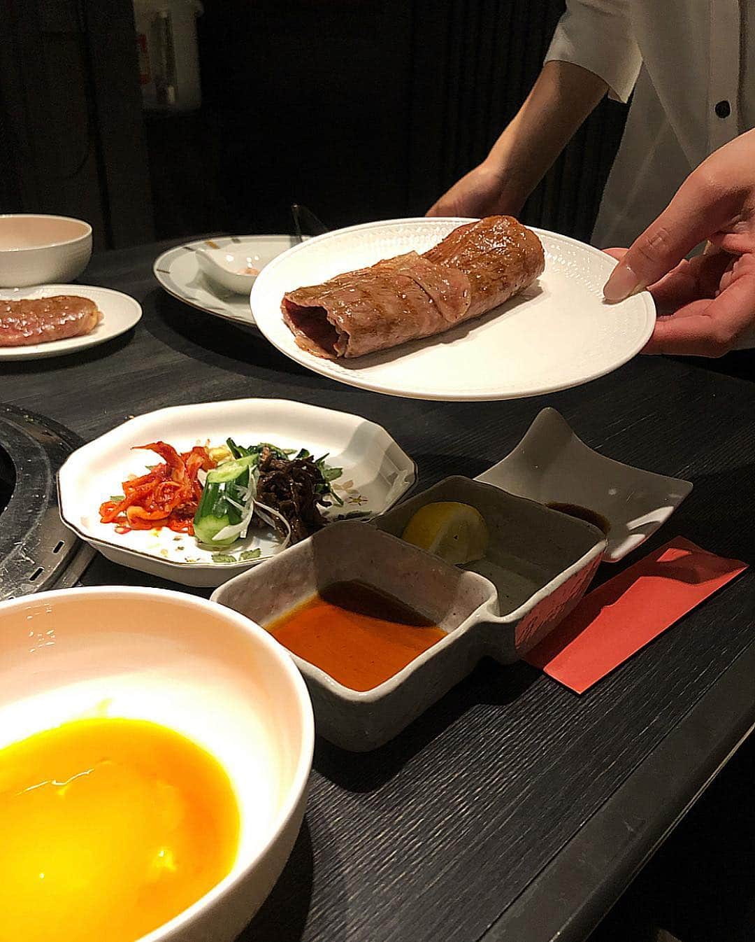 前山奈津巴さんのインスタグラム写真 - (前山奈津巴Instagram)「ゴールデンウィーク全然お出かけをしてなかったのですが、昨日は森下さんちのまいちゃんと焼肉へ行ってきたよ〜〜☺️🍺 . 焼肉大好きなわたし達。 今回は #渋谷ざぶとん さんへお邪魔してきました🥩 . 1万円飲み放題コースを頂いたのですが、なんといってもボリューミー🥺そしてとっても柔らかいお肉たちに感動！！！ . わたしはうにひれがお気に入りだったなぁ〜〜最高！ 締めのクッパもアイスクリームもしっかり頂きました！！美味しくって店内の雰囲気もよくて見た目も可愛くって大満足💯 . この日もお酒が進んでしまった。。🍺 . #渋谷 #焼肉 #渋谷焼肉 #ざぶとん #焼肉店 #尾崎牛 #黒毛和牛 #肉スタグラム #肉テロ #東京グルメ #渋谷グルメ #東京ディナー #コスパ #GW #女子会 #얼스타그램 #먹방 #맛집 #먹스타그램 #맛스타그램 #맛집탐방 #술스타그램 #check5807」5月3日 16時35分 - natsuha_maeyama
