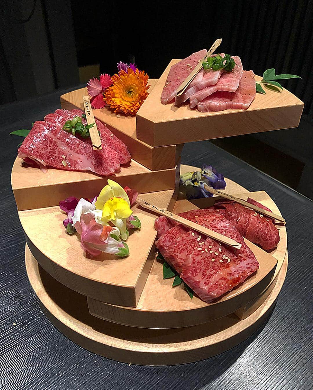 前山奈津巴さんのインスタグラム写真 - (前山奈津巴Instagram)「ゴールデンウィーク全然お出かけをしてなかったのですが、昨日は森下さんちのまいちゃんと焼肉へ行ってきたよ〜〜☺️🍺 . 焼肉大好きなわたし達。 今回は #渋谷ざぶとん さんへお邪魔してきました🥩 . 1万円飲み放題コースを頂いたのですが、なんといってもボリューミー🥺そしてとっても柔らかいお肉たちに感動！！！ . わたしはうにひれがお気に入りだったなぁ〜〜最高！ 締めのクッパもアイスクリームもしっかり頂きました！！美味しくって店内の雰囲気もよくて見た目も可愛くって大満足💯 . この日もお酒が進んでしまった。。🍺 . #渋谷 #焼肉 #渋谷焼肉 #ざぶとん #焼肉店 #尾崎牛 #黒毛和牛 #肉スタグラム #肉テロ #東京グルメ #渋谷グルメ #東京ディナー #コスパ #GW #女子会 #얼스타그램 #먹방 #맛집 #먹스타그램 #맛스타그램 #맛집탐방 #술스타그램 #check5807」5月3日 16時35分 - natsuha_maeyama