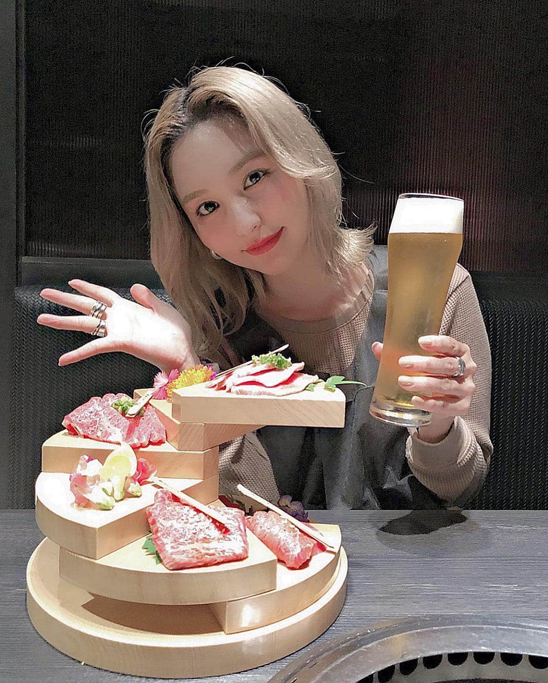 前山奈津巴さんのインスタグラム写真 - (前山奈津巴Instagram)「ゴールデンウィーク全然お出かけをしてなかったのですが、昨日は森下さんちのまいちゃんと焼肉へ行ってきたよ〜〜☺️🍺 . 焼肉大好きなわたし達。 今回は #渋谷ざぶとん さんへお邪魔してきました🥩 . 1万円飲み放題コースを頂いたのですが、なんといってもボリューミー🥺そしてとっても柔らかいお肉たちに感動！！！ . わたしはうにひれがお気に入りだったなぁ〜〜最高！ 締めのクッパもアイスクリームもしっかり頂きました！！美味しくって店内の雰囲気もよくて見た目も可愛くって大満足💯 . この日もお酒が進んでしまった。。🍺 . #渋谷 #焼肉 #渋谷焼肉 #ざぶとん #焼肉店 #尾崎牛 #黒毛和牛 #肉スタグラム #肉テロ #東京グルメ #渋谷グルメ #東京ディナー #コスパ #GW #女子会 #얼스타그램 #먹방 #맛집 #먹스타그램 #맛스타그램 #맛집탐방 #술스타그램 #check5807」5月3日 16時35分 - natsuha_maeyama