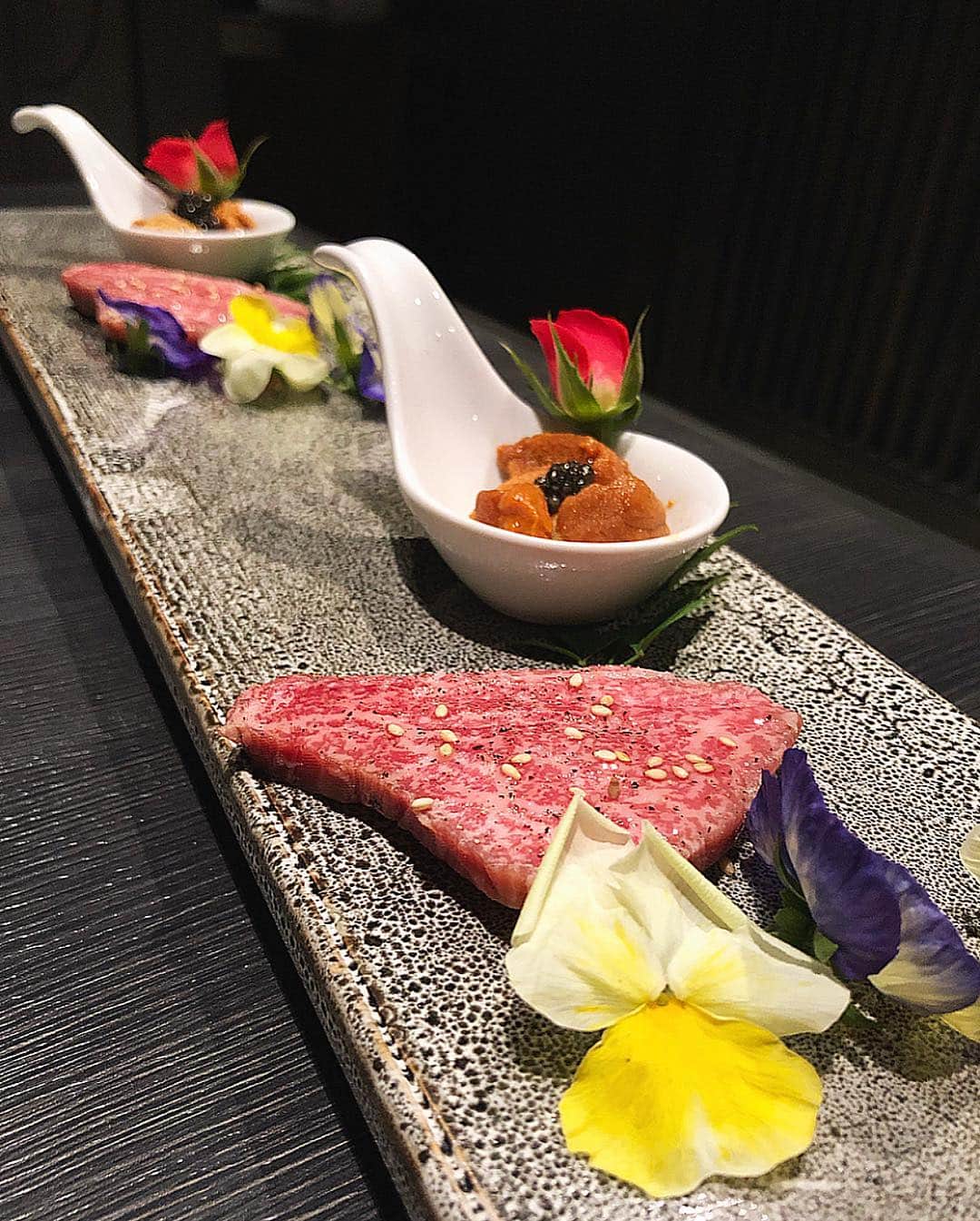 前山奈津巴さんのインスタグラム写真 - (前山奈津巴Instagram)「ゴールデンウィーク全然お出かけをしてなかったのですが、昨日は森下さんちのまいちゃんと焼肉へ行ってきたよ〜〜☺️🍺 . 焼肉大好きなわたし達。 今回は #渋谷ざぶとん さんへお邪魔してきました🥩 . 1万円飲み放題コースを頂いたのですが、なんといってもボリューミー🥺そしてとっても柔らかいお肉たちに感動！！！ . わたしはうにひれがお気に入りだったなぁ〜〜最高！ 締めのクッパもアイスクリームもしっかり頂きました！！美味しくって店内の雰囲気もよくて見た目も可愛くって大満足💯 . この日もお酒が進んでしまった。。🍺 . #渋谷 #焼肉 #渋谷焼肉 #ざぶとん #焼肉店 #尾崎牛 #黒毛和牛 #肉スタグラム #肉テロ #東京グルメ #渋谷グルメ #東京ディナー #コスパ #GW #女子会 #얼스타그램 #먹방 #맛집 #먹스타그램 #맛스타그램 #맛집탐방 #술스타그램 #check5807」5月3日 16時35分 - natsuha_maeyama