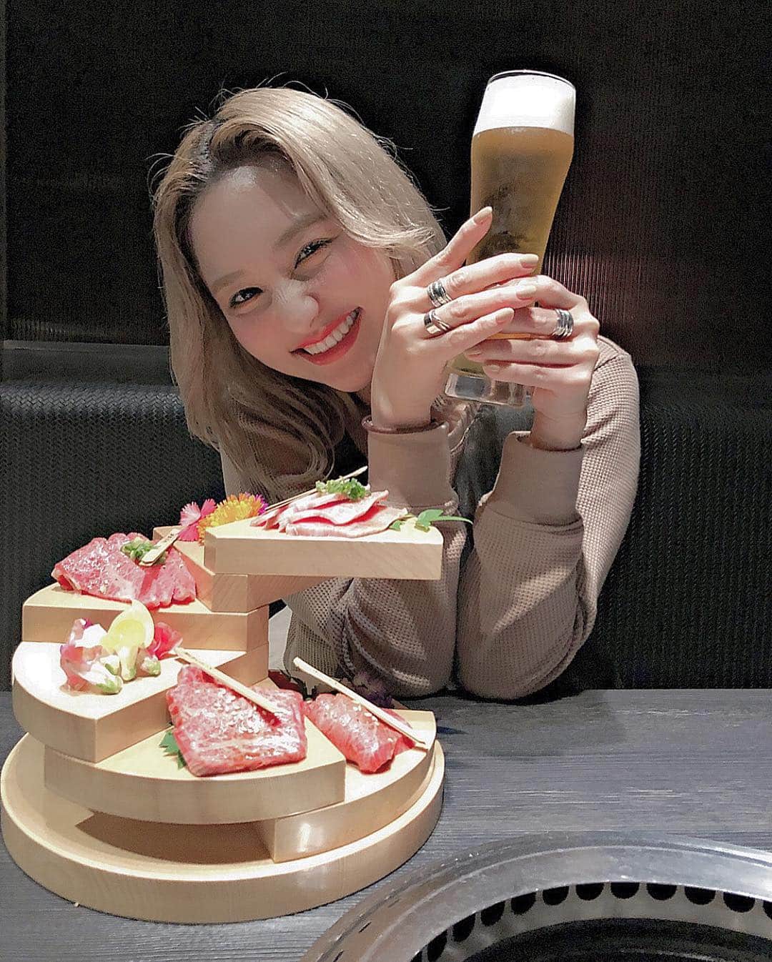 前山奈津巴さんのインスタグラム写真 - (前山奈津巴Instagram)「ゴールデンウィーク全然お出かけをしてなかったのですが、昨日は森下さんちのまいちゃんと焼肉へ行ってきたよ〜〜☺️🍺 . 焼肉大好きなわたし達。 今回は #渋谷ざぶとん さんへお邪魔してきました🥩 . 1万円飲み放題コースを頂いたのですが、なんといってもボリューミー🥺そしてとっても柔らかいお肉たちに感動！！！ . わたしはうにひれがお気に入りだったなぁ〜〜最高！ 締めのクッパもアイスクリームもしっかり頂きました！！美味しくって店内の雰囲気もよくて見た目も可愛くって大満足💯 . この日もお酒が進んでしまった。。🍺 . #渋谷 #焼肉 #渋谷焼肉 #ざぶとん #焼肉店 #尾崎牛 #黒毛和牛 #肉スタグラム #肉テロ #東京グルメ #渋谷グルメ #東京ディナー #コスパ #GW #女子会 #얼스타그램 #먹방 #맛집 #먹스타그램 #맛스타그램 #맛집탐방 #술스타그램 #check5807」5月3日 16時35分 - natsuha_maeyama