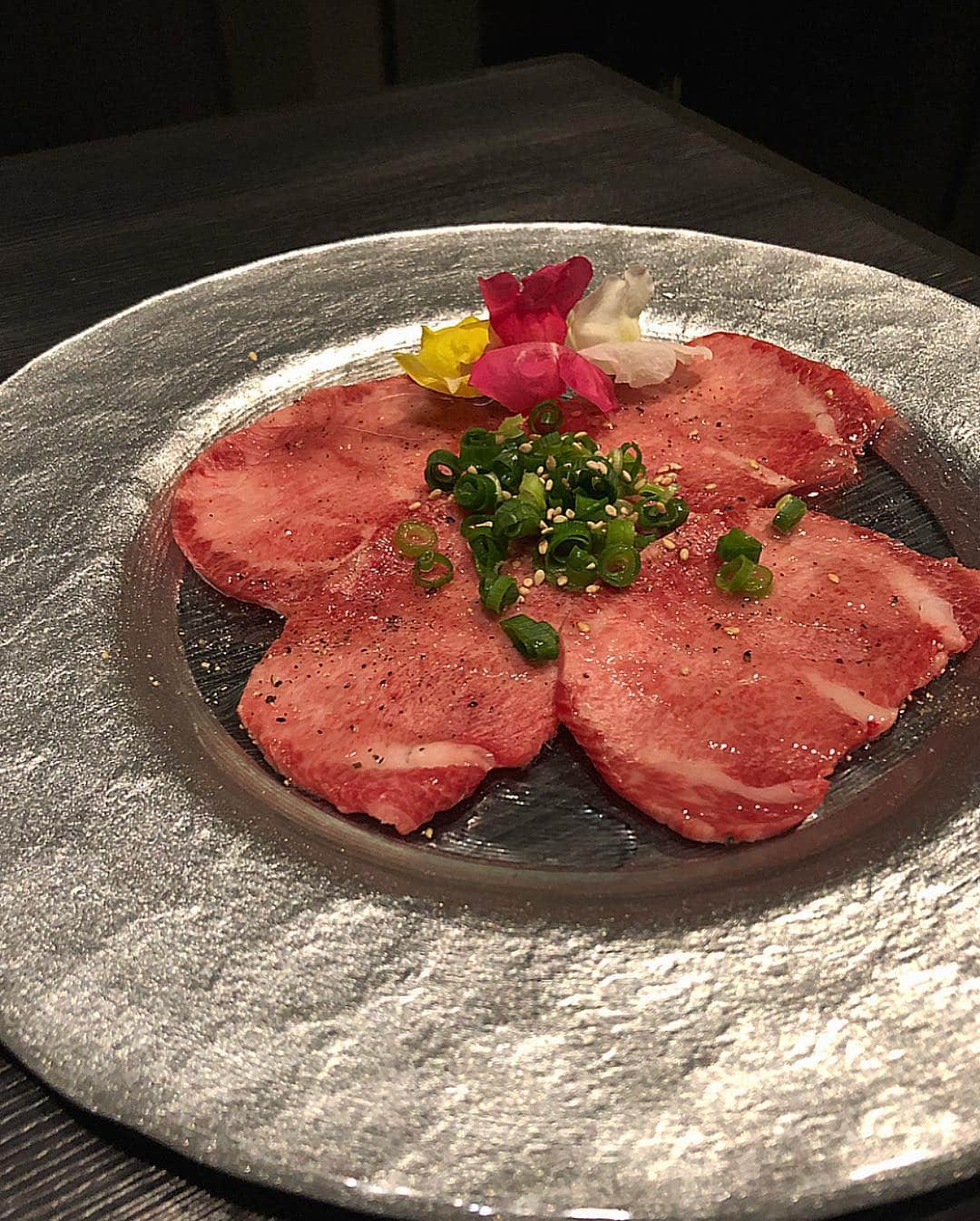 前山奈津巴さんのインスタグラム写真 - (前山奈津巴Instagram)「ゴールデンウィーク全然お出かけをしてなかったのですが、昨日は森下さんちのまいちゃんと焼肉へ行ってきたよ〜〜☺️🍺 . 焼肉大好きなわたし達。 今回は #渋谷ざぶとん さんへお邪魔してきました🥩 . 1万円飲み放題コースを頂いたのですが、なんといってもボリューミー🥺そしてとっても柔らかいお肉たちに感動！！！ . わたしはうにひれがお気に入りだったなぁ〜〜最高！ 締めのクッパもアイスクリームもしっかり頂きました！！美味しくって店内の雰囲気もよくて見た目も可愛くって大満足💯 . この日もお酒が進んでしまった。。🍺 . #渋谷 #焼肉 #渋谷焼肉 #ざぶとん #焼肉店 #尾崎牛 #黒毛和牛 #肉スタグラム #肉テロ #東京グルメ #渋谷グルメ #東京ディナー #コスパ #GW #女子会 #얼스타그램 #먹방 #맛집 #먹스타그램 #맛스타그램 #맛집탐방 #술스타그램 #check5807」5月3日 16時35分 - natsuha_maeyama