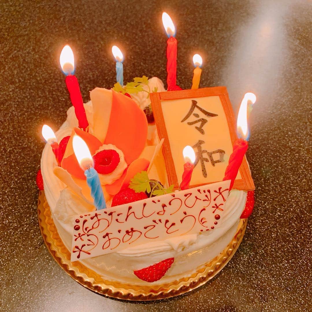 天乃舞衣子さんのインスタグラム写真 - (天乃舞衣子Instagram)「甥っ子がきたぁーー！！ ７ヶ月で９キロってデカすぎない？ とにかく終始笑顔で癒されっぱなしでした♡♡ 一緒にマネージャーの5月1日の誕生日もお祝い。 令和ケーキ。笑」5月3日 16時38分 - amanomaiko