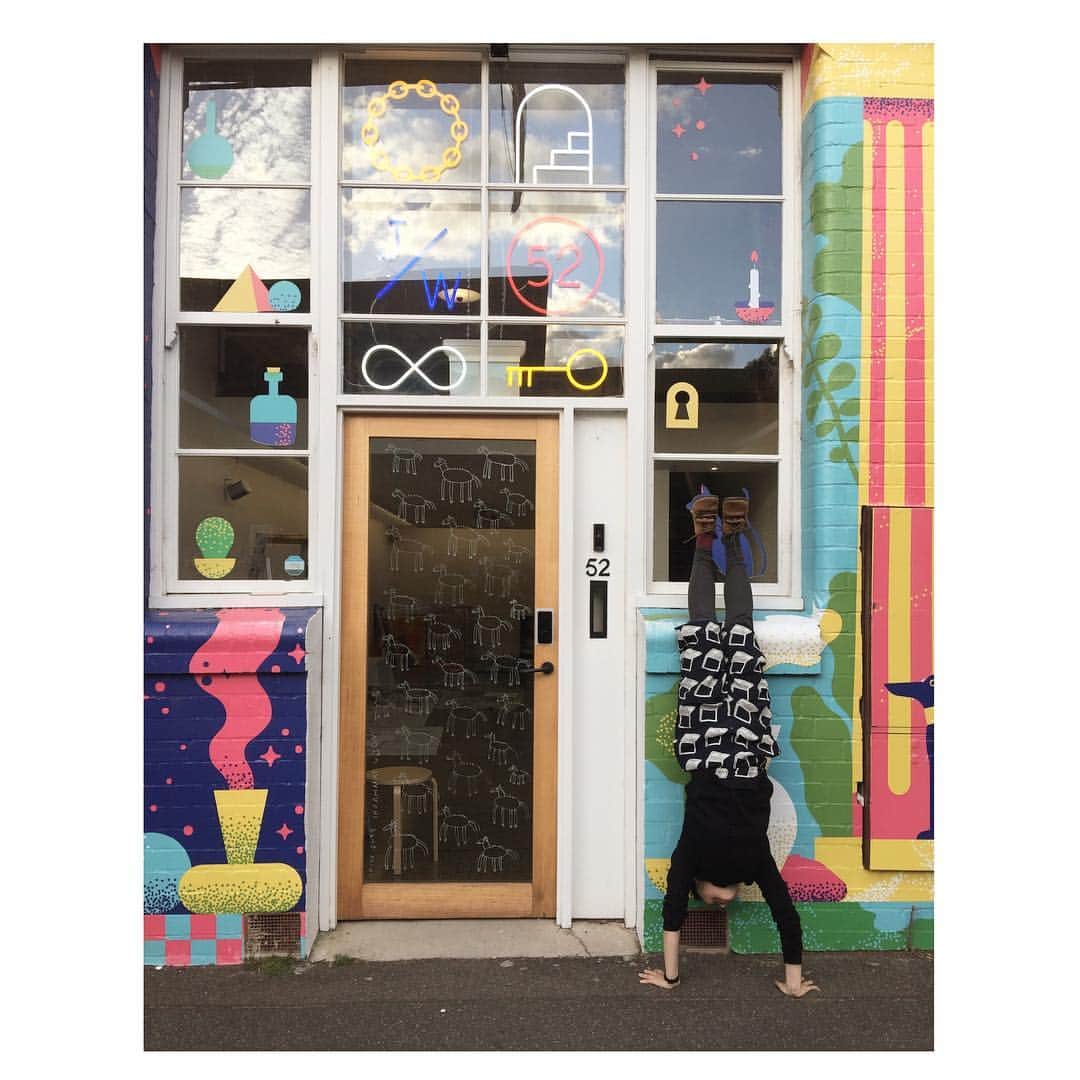 Mogu Takahashiのインスタグラム：「Have you ever had a handstand on the street??? 🦜🧢 ﻿ —————————————﻿﻿ ﻿﻿ Mogu Takahashi ﻿﻿ “ A Little Hat On You "﻿﻿ ﻿﻿ Opening:﻿ Wednesday 8th May, 6-9PM﻿﻿ ﻿﻿ Exhibition: 9th May - 1st June﻿﻿ ﻿﻿ Lamination Drive ﻿﻿ Gallery hours: Wed - Fri 11-6 / Sat 12-5﻿﻿ 52 Budd St, Collingwood 3066﻿﻿ @lamingtondrive﻿﻿ ————————————————﻿﻿ * If you have any questions about this exhibition contact to the gallery. <info@lamingtondrive.com>﻿﻿ ————————————————﻿﻿ #lamingtondrive #melbourne #mogutakahashi﻿ #alittlehatonyou」