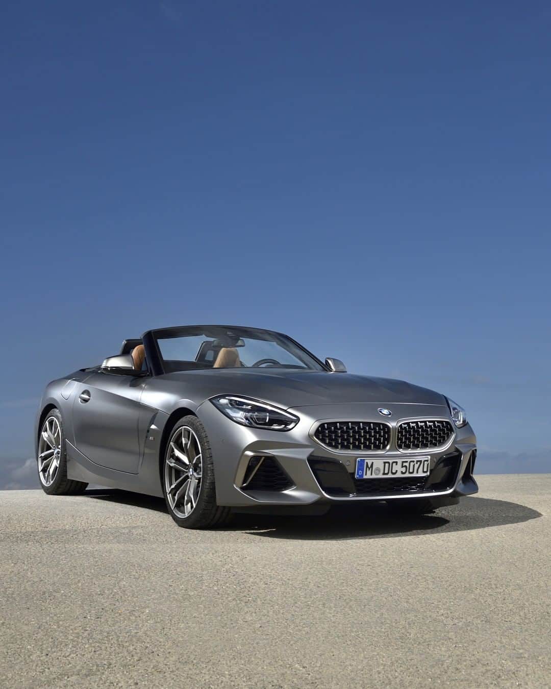 BMWのインスタグラム：「Let's meet where the sky touches the ground. The BMW Z4 Roadster. #BMW #Z4 __ BMW Z4 M40i: Fuel consumption in l/100 km (combined): 7.4 - 7.1. CO2 emissions in g/km (combined): 168 - 162. The values of fuel consumptions, CO2 emissions and energy consumptions shown were determined according to the European Regulation (EC) 715/2007 in the version applicable at the time of type approval. The figures refer to a vehicle with basic configuration in Germany and the range shown considers optional equipment and the different size of wheels and tires available on the selected model. The values of the vehicles are already based on the new WLTP regulation and are translated back into NEDC-equivalent values in order to ensure the comparison between the vehicles. [With respect to these vehicles, for vehicle related taxes or other duties based (at least inter alia) on CO2-emissions the CO2 values may differ to the values stated here.] The CO2 efficiency specifications are determined according to Directive 1999/94/EC and the European Regulation in its current version applicable. The values shown are based on the fuel consumption, CO2 values and energy consumptions according to the NEDC cycle for the classification. For further information about the official fuel consumption and the specific CO2 emission of new passenger cars can be taken out of the „handbook of fuel consumption, the CO2 emission and power consumption of new passenger cars“, which is available at all selling points and at https://www.dat.de/angebote/verlagsprodukte/leitfaden-kraftstoffverbrauch.html.」