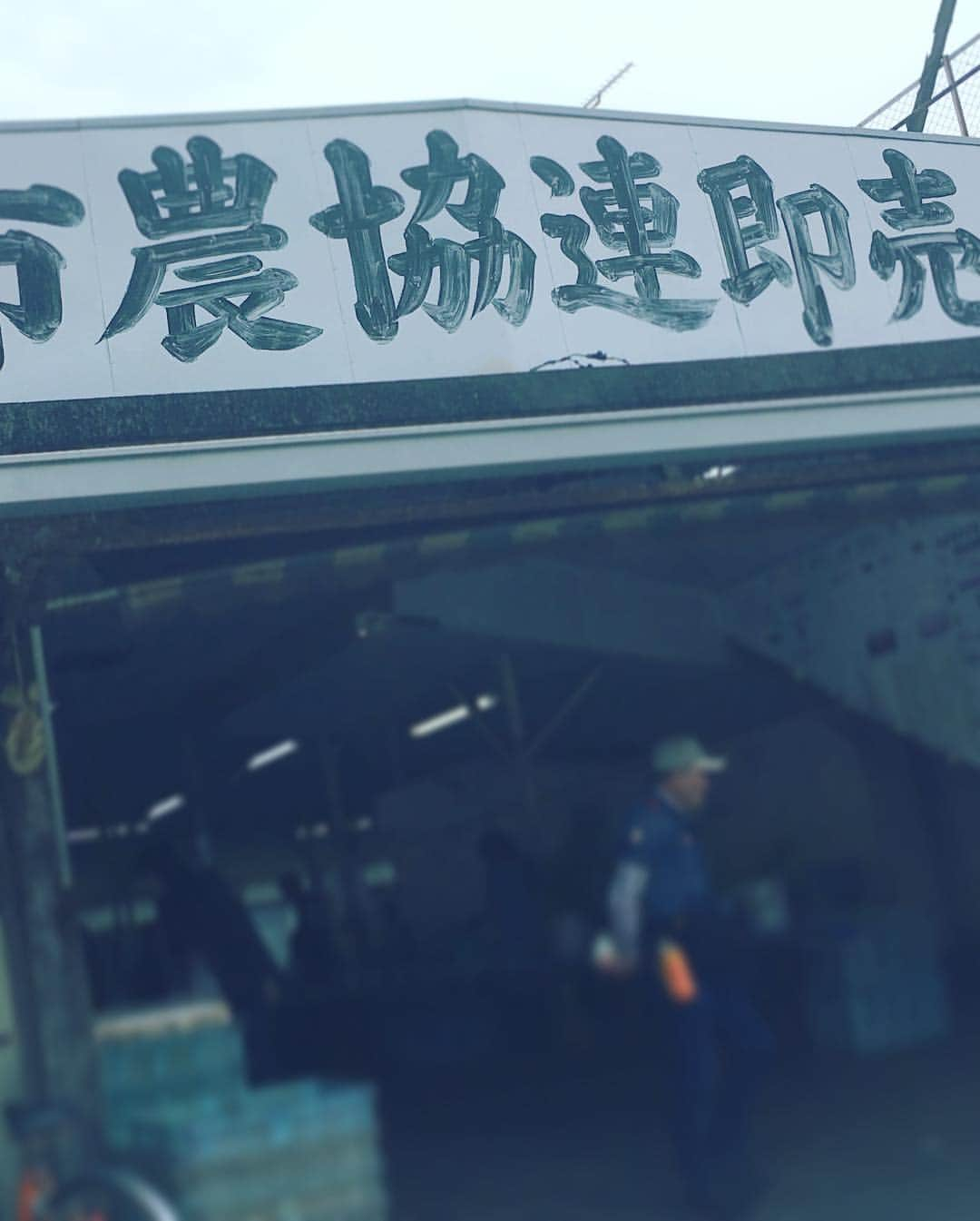 野村佑香さんのインスタグラム写真 - (野村佑香Instagram)「令和初日は、旦那様の家族・親族集まっていい時間を過ごし…✨ • 昨日今日は、初めて子連れでお友達のお家にお泊まり💗  大学時代からの仲間のおうちは、鎌倉で、その新緑の美しさや海の大きさを感じられる自然が身近で当たり前なんて、なんて贅沢なの〜🥰と、実感しながらの楽しい時間でした⭐️ さすがのオーガナイズで、ゴールデンウィークでさぞ混んでいるだろうに、それを感じさせない穴場に連れて行ってもらいゆったり楽しめました⭐️ ・ お互いの子供達が遊んでいる様子を見るのも嬉しかったな✨ ・  写真は、上の子たちをパパ’sに見ていてもらい、ママたち＋オレンジちゃんで朝のお出かけ（買い出し）🛍 ・  行ってみたかったロミユニさん！ そして、鎌倉にも店舗があると思ってなかったフツウニフルーツ🍇 鎌倉連売所で、野菜と練り物のお買い物❣️ ・  いいお店たくさんで、食べたいスイーツもたくさんで、魅力的な街だなぁと改めて思わせてもらった滞在💫 ・ 連休ならではのスペシャルなイベント😍  #鎌倉#ゴールデンウィーク#gw#romiunie#フツウニフルウツ #鎌倉連売 #お泊り#友達#ありがたや#お世話になりました」5月3日 16時53分 - nomuyuu