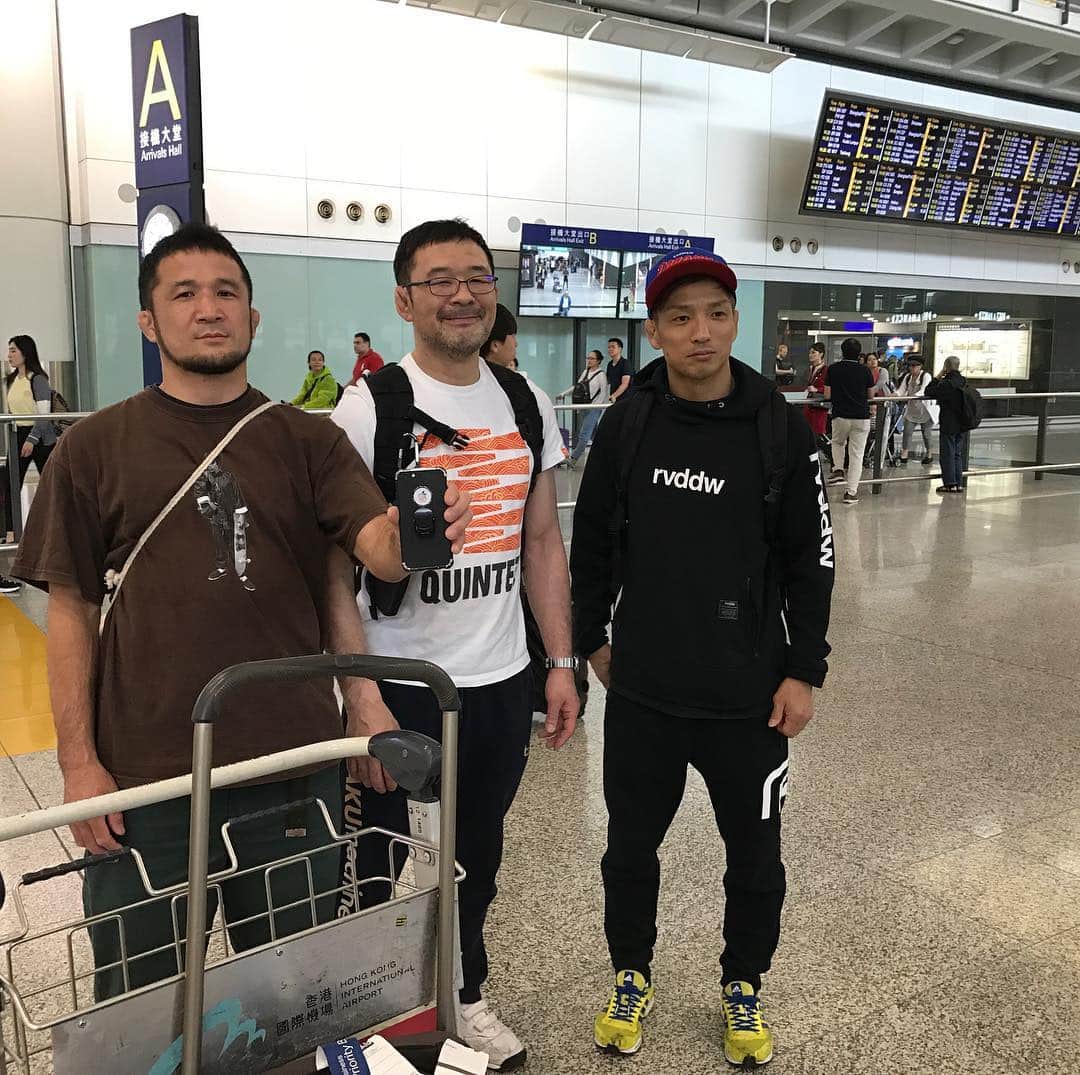 所英男さんのインスタグラム写真 - (所英男Instagram)「香港到着。一瞬、入国で止められてドキドキでした。香港でお世話になるYungさんとパチリ。」5月3日 16時54分 - tokorohideo