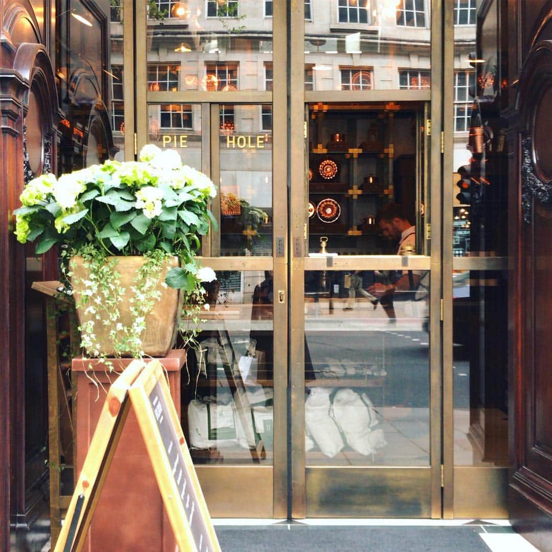 のインスタグラム：「夢の小窓でパイを買う🥧💫 I stumble upon small window leading to a magical pie world.」