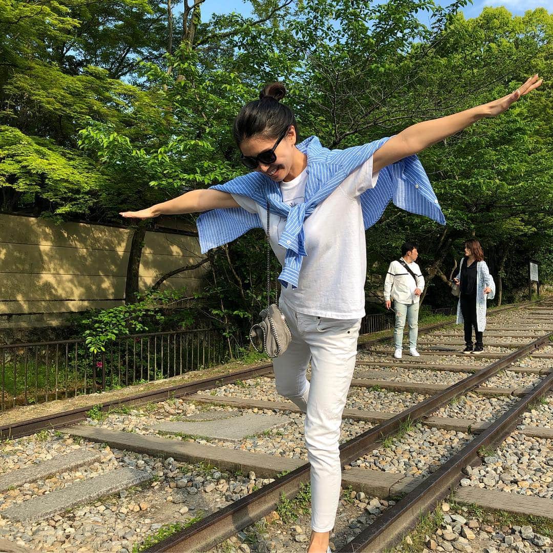 吉原珠央さんのインスタグラム写真 - (吉原珠央Instagram)「京都に来ています♫ 線路を歩けるなんて！はしゃぎ中（笑）※電車は通りません こちらは南禅寺の側です^_^  #京都 #南禅寺 #線路 #バランス感覚」5月3日 17時01分 - tamaoyoshihara