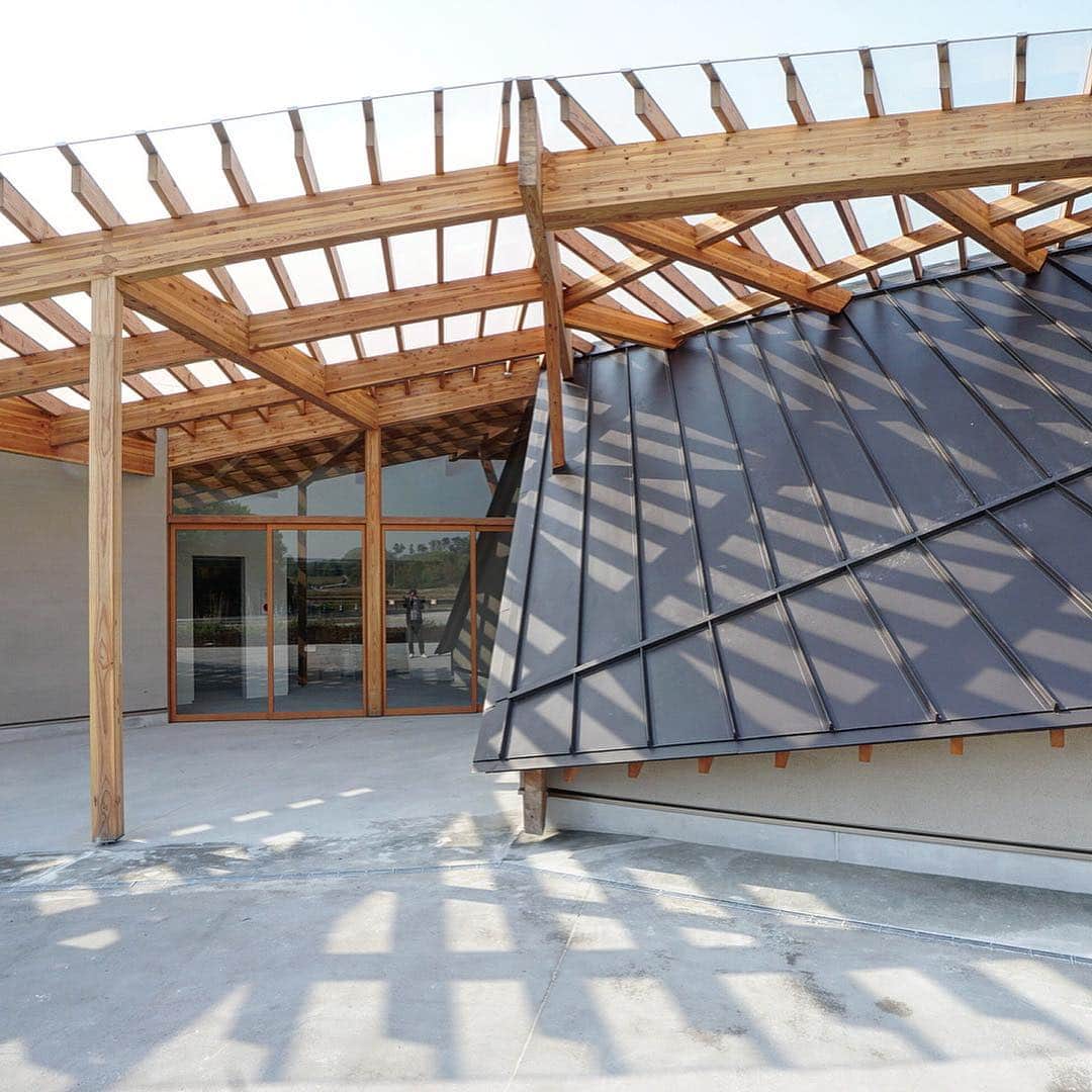 のインスタグラム：「帰りは、近くの隈建築！  ーーーーーーーーーーーーーー @mizukiitooo ーーーーーーーーーーーーーー #隈研吾  #kengokuma  #デザイン #インテリア #建築家 #architects #architettura #architecture  #architects #architecture  #archilovers  ーーーーーーーーーーーーーー URL：http://miaaa.biz/ ーーーーーーーーーーーーーー」