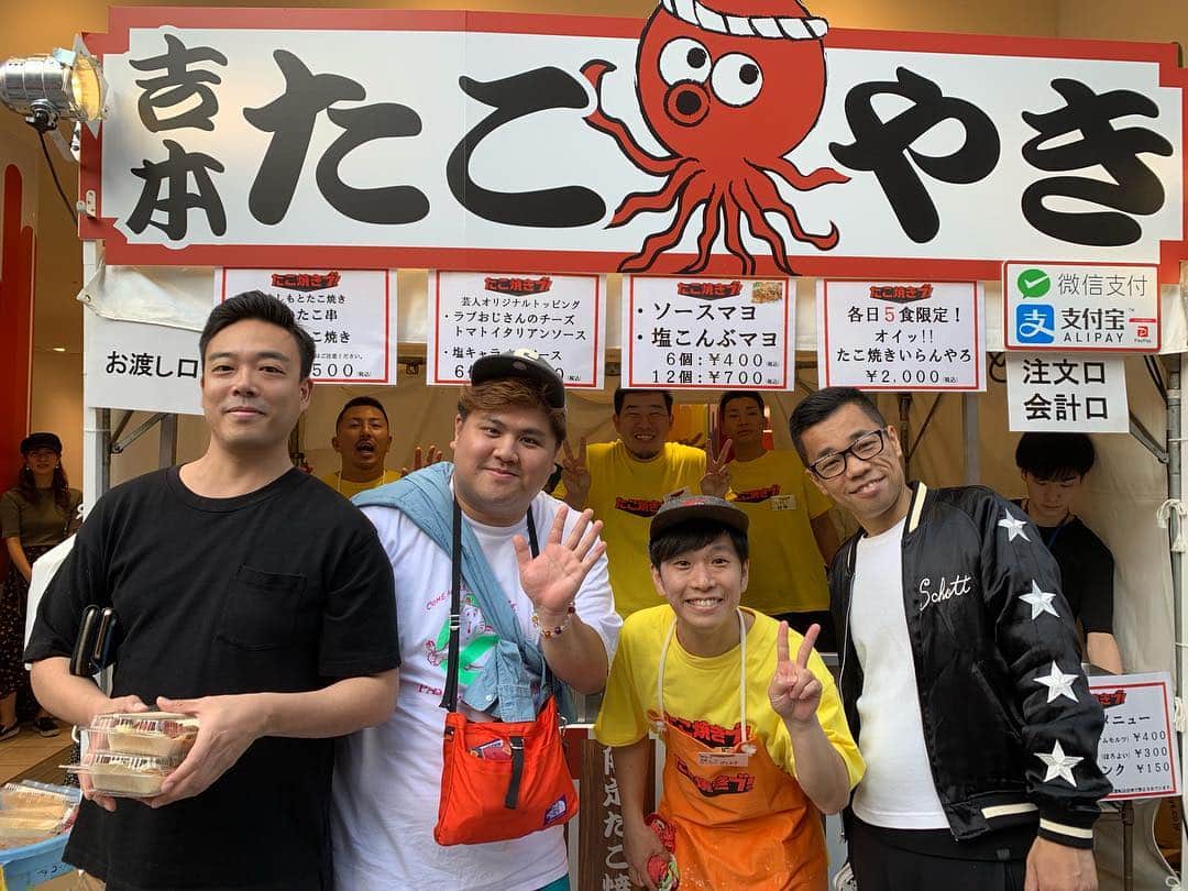 池田真一のインスタグラム：「たこ焼きブ  今日もやってます！  COWCOWの多田さん ギャロップの毛利さん  来てくれましたー！  皆さんお待ちしております！」