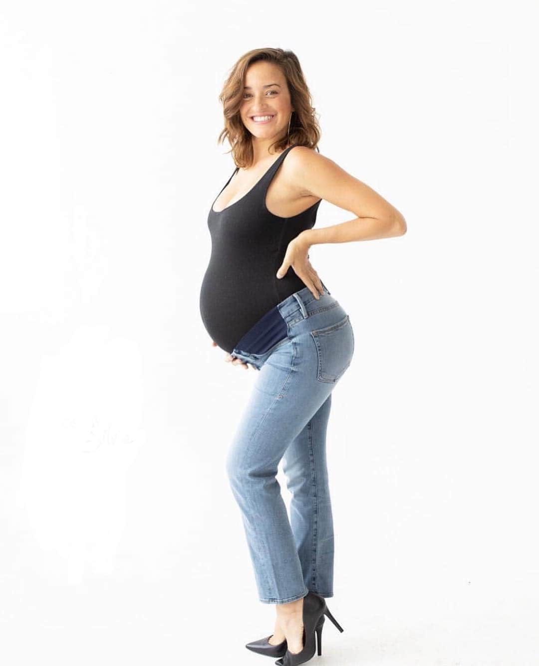 ジェマ・マリンさんのインスタグラム写真 - (ジェマ・マリンInstagram)「Rocking the bump 🖤 . . 👖👚 @goodamerican .📸 @photosbysilvie  #pregnantbelly #38weekspregnant #goodamerican #maternity #pregnant #pregnancy #mom #momtobe #bump #goodsquad」5月3日 17時05分 - gemma_marin