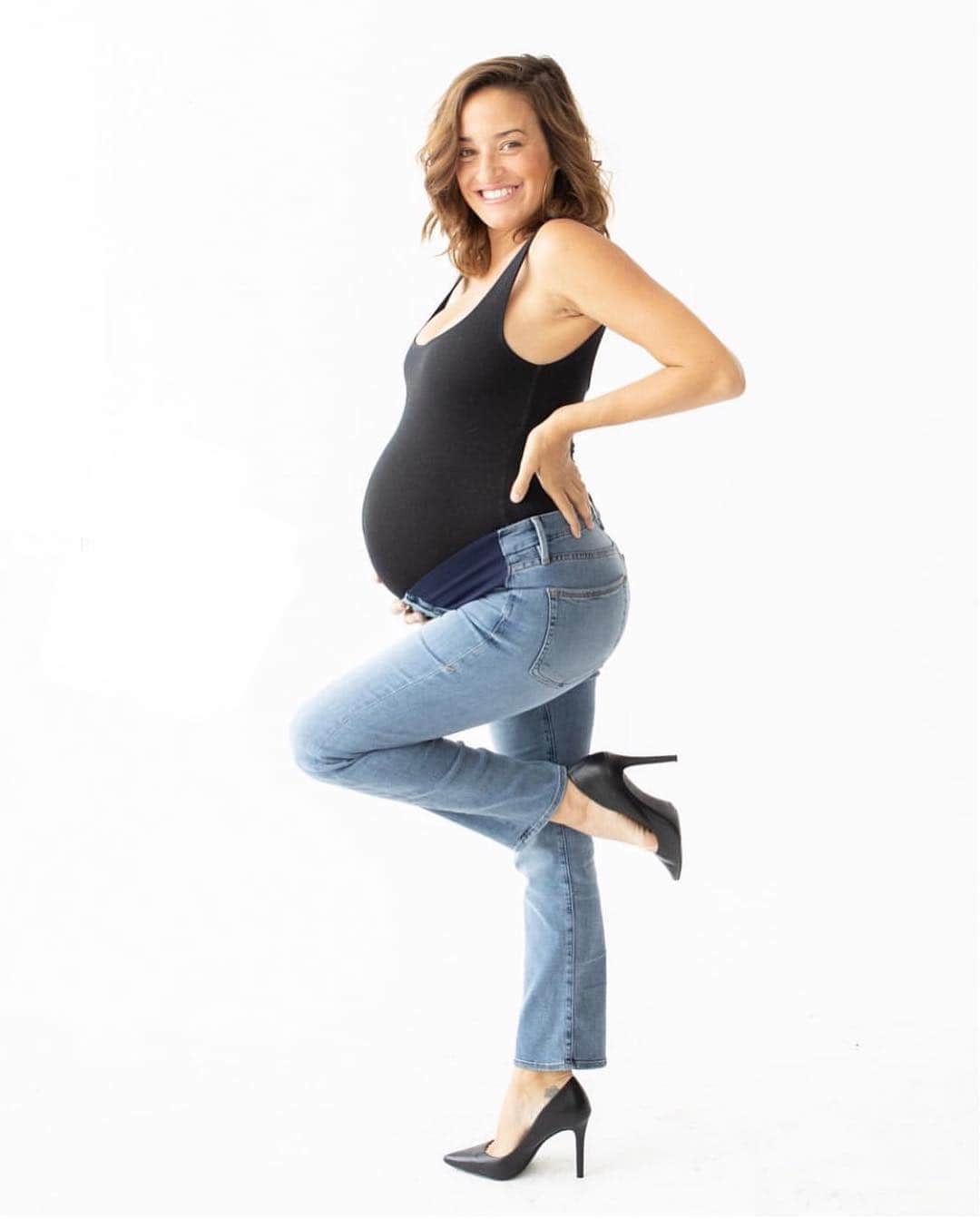 ジェマ・マリンさんのインスタグラム写真 - (ジェマ・マリンInstagram)「Rocking the bump 🖤 . . 👖👚 @goodamerican .📸 @photosbysilvie  #pregnantbelly #38weekspregnant #goodamerican #maternity #pregnant #pregnancy #mom #momtobe #bump #goodsquad」5月3日 17時05分 - gemma_marin