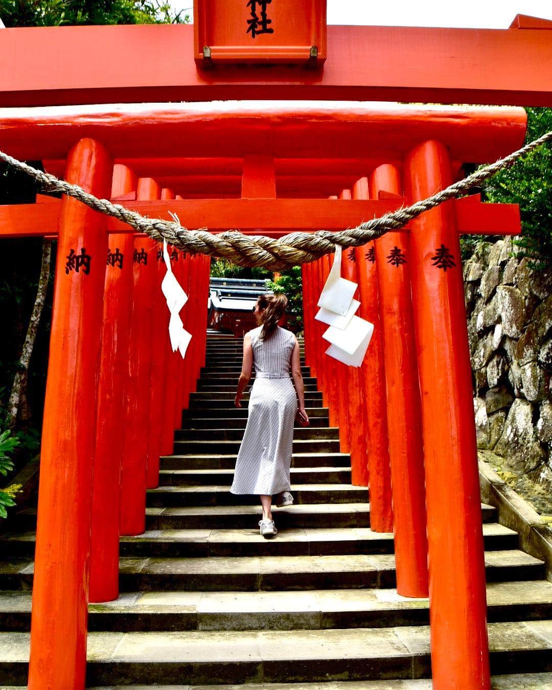 太田エイミーのインスタグラム：「Udo Shrine #miyazaki (part two) . . . . . . . . #jtrip ##jtripplan #miyazaki #kyushu #japan #kyushujapan #traveljapan #udoshrine #miyazakiprefecture #japaneseshrine #travel #traveljournal #travelblogger #鵜戸神社 #宮崎 #九州 #旅行 #トラベルブロガー #旅行日記 #旅日記 #goldenweek #ゴールデンウィーク」