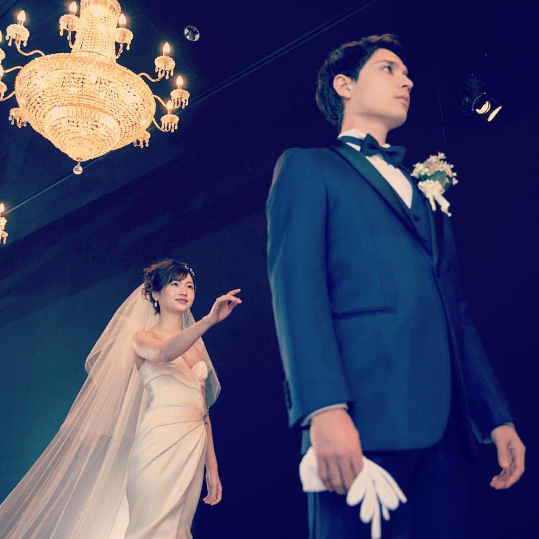 ホテル イル・パラッツォ（Small Laxury Weddさんのインスタグラム写真 - (ホテル イル・パラッツォ（Small Laxury WeddInstagram)「チャペルの扉を開いた瞬間、誰もが心を奪われる光のチャペル。その輝きが照らすのは、ファッションショーのランウェイのようなヴァージンロード。花嫁が出席してくれたゲストすべてに美しく見える視点を考え、形式ではなく本当に感動できる結婚式を突き詰めた答えです。#ilpalazzo #wedding #hotel #ウェディング #結婚式 #ウェディングレポ #ウェディング小物 #ウェディングフォト #フォトスポット #プレ花嫁 #日本中のプレ花嫁さんと繋がりたい #日本中の花嫁さんと繋がりたい #プレ花嫁準備 #プレ花嫁デビュー #japan #福岡 #前撮り #後撮り #結婚準備 #花嫁 #ブライダル #ナイトウェディング #卒花嫁 #ドレス迷子 #婚礼 #결혼식 #일본」5月3日 17時11分 - true_wedding