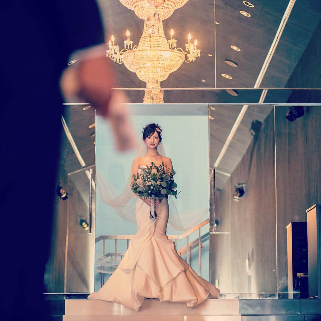 ホテル イル・パラッツォ（Small Laxury Weddのインスタグラム：「チャペルの扉を開いた瞬間、誰もが心を奪われる光のチャペル。その輝きが照らすのは、ファッションショーのランウェイのようなヴァージンロード。花嫁が出席してくれたゲストすべてに美しく見える視点を考え、形式ではなく本当に感動できる結婚式を突き詰めた答えです。#ilpalazzo #wedding #hotel #ウェディング #結婚式 #ウェディングレポ #ウェディング小物 #ウェディングフォト #フォトスポット #プレ花嫁 #日本中のプレ花嫁さんと繋がりたい #日本中の花嫁さんと繋がりたい #プレ花嫁準備 #プレ花嫁デビュー #japan #福岡 #前撮り #後撮り #結婚準備 #花嫁 #ブライダル #ナイトウェディング #卒花嫁 #ドレス迷子 #婚礼 #결혼식 #일본」