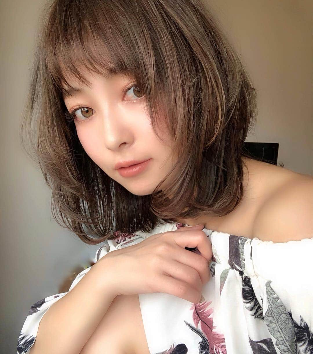 山口夏実さんのインスタグラム写真 - (山口夏実Instagram)「髪切りました〜🌼🥰 今回はウルフ💖 顔まわりを包んで小顔に見せてくれる、 レイヤーがポイント！🎈 トップが短めなのでワンカールしただけでこの束感と動きが出ます🥺🕊カラーはブランジュ💋 大人っぽく品のある明るめのカラーです✨ ベージュとアッシュをほんのり混ぜて、柔らかい質感にします👨‍🔬 💖CUT→ @takusanw 💖COLOR→ @da1sukeokamura ＊ ＊ #裸眼メイク#カラコンなし #アフロート名古屋 #名古屋 #栄 #美容室 #natsumi_make #眉毛 #眉カット #メイク #コスメ #眉カラー #アイメイク #アイシャドウ #アイブロウ #トレンド #make #makeup #cosme #work #ウルフ #ウルフレイヤー #ウルフカット #ブランジュ #髪型 #ボブ #ミディアム #メイク動画」5月3日 17時13分 - natsumi19910625