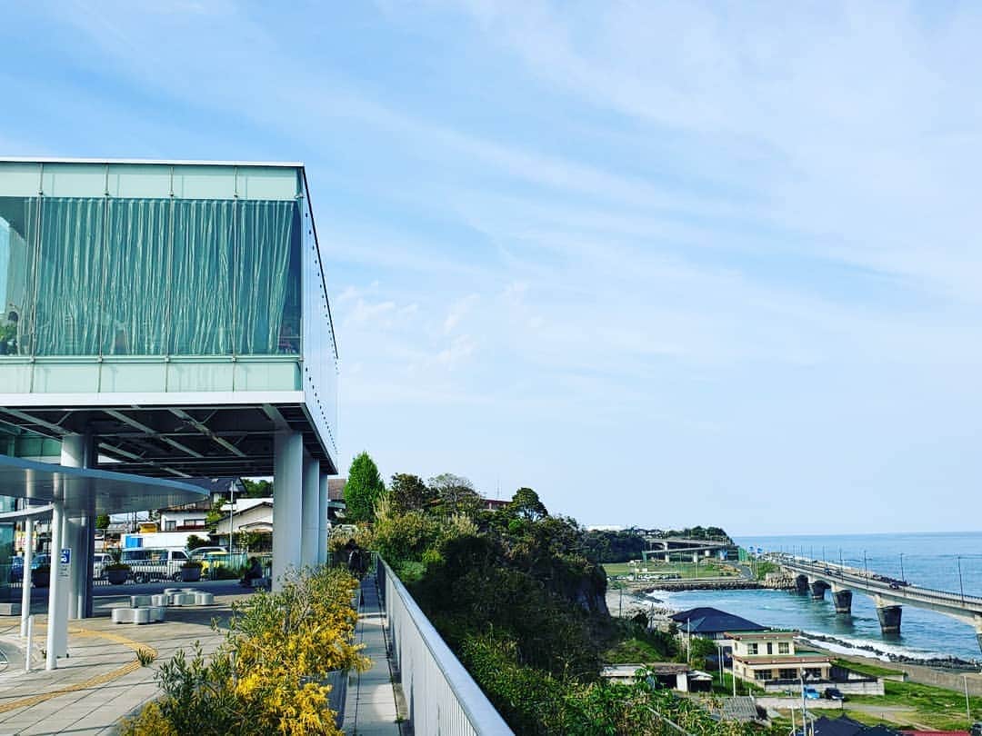 梅田陽子さんのインスタグラム写真 - (梅田陽子Instagram)「日立駅。妹島和世さん設計の駅舎が美術館のようで、とてもおしゃれ。大きな窓ガラスから素敵な海、パノラマ景色。海無し県育ちの私にはとても新鮮な風景です。  #茨城県#茨城#いばらき#日立#日立駅#電車#電車旅#日帰り#義理の両親#主人の故郷#とんぼがえり帰省#ゆっくりしたい#また帰ります #満席#水戸まで行き勝田始発に乗る#sky#sea」5月3日 17時23分 - yokoumeda