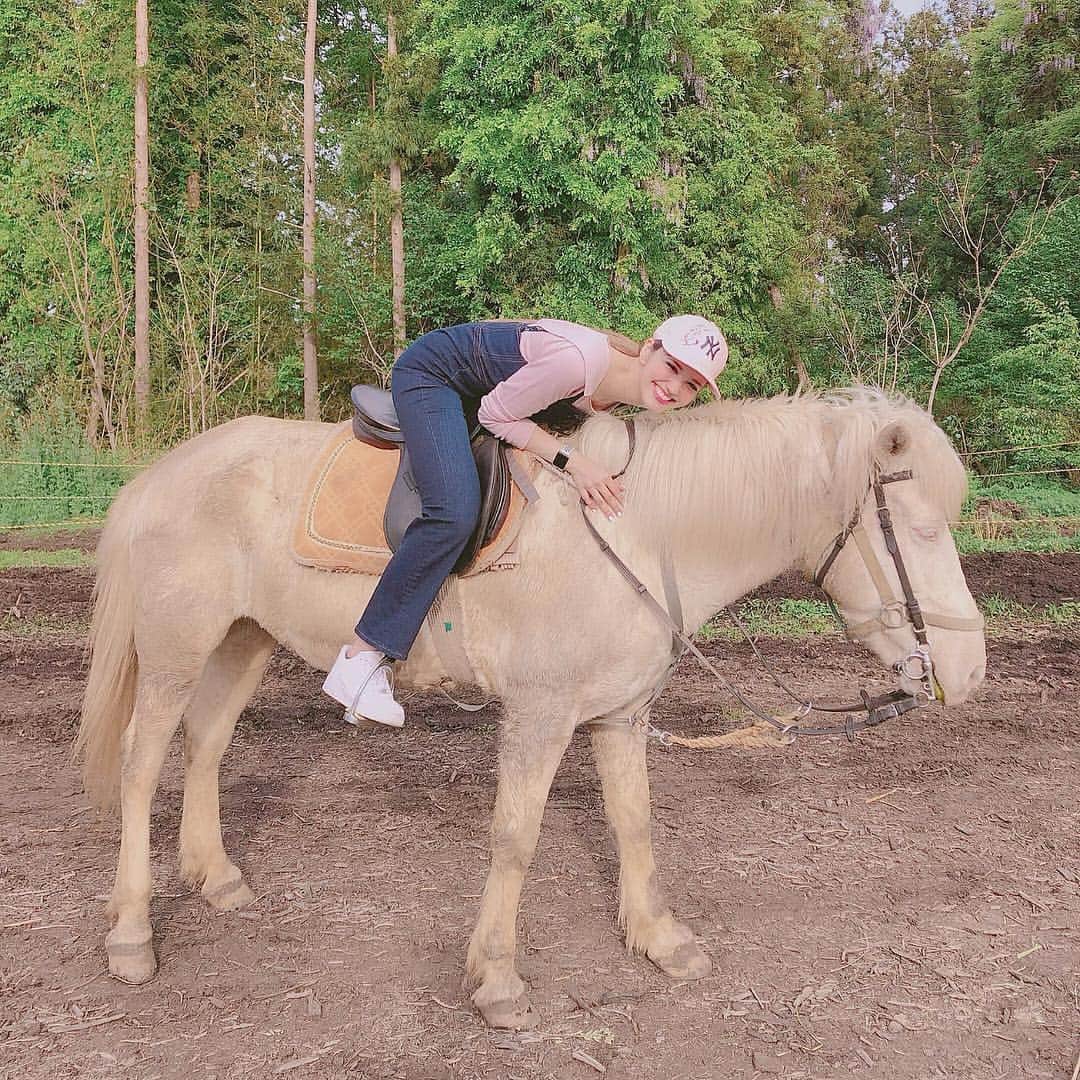 紗蘭さんのインスタグラム写真 - (紗蘭Instagram)「GWみんな楽しんでる？♥️ 今日は唯一GWらしい事できた✨ 乗馬したの🐴♥️♥️♥️ 可愛かったぁぁあ🧡💛 #pony #horse #me」5月3日 17時25分 - saracchidayo