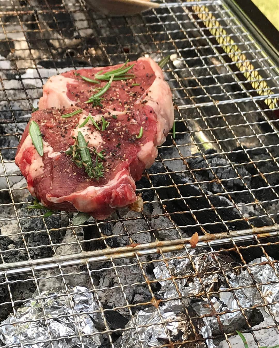 駒田奈美さんのインスタグラム写真 - (駒田奈美Instagram)「・ ・ ・ 今日はお庭でBBQ！！ ・ ・ お天気も良いし最高に気持ちいい(๑˃̵ᴗ˂̵) ・ ・ タープも張って… なんか… キャンプ気分〜(*´꒳`*) ・ 家族団欒 ・ ・ ・ #駒田奈美#オスカープロモーション#モデル#アラフォー#bbq #お庭#ワイン#シャンパーニュ#perrierjouet #いちご#肉#魚介#キャンプ#お天気#タープ」5月3日 17時27分 - nami.komada