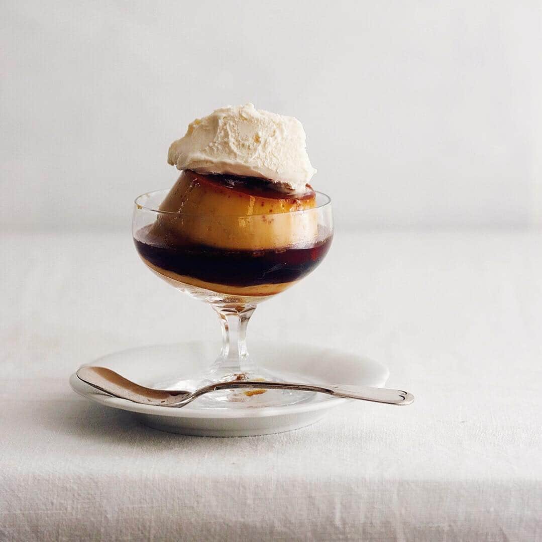 のインスタグラム：「pudding & vanilla ice cream . プリンのダブルに バニラアイスのせ という休日の贅沢。 自家製のプリンは 二日目が美味しい。 . . #プリン #自家製プリン #ハーゲンダッツ #pudding #vanillaicecream」