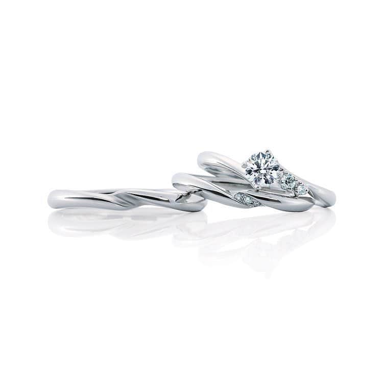 Cafe Ringさんのインスタグラム写真 - (Cafe RingInstagram)「@cafering.platinum﻿﻿ 並ぶ3石のダイヤモンドは、﻿ これから共にふたりで叶えてゆく﻿ 〝未来の幸せ〟を表しています✨﻿ ﻿ アシンメトリーなデザインが、﻿ 手元をしなやかで上品に飾ります。﻿ ﻿ ﻿ ---💍セットリング-----------﻿﻿ 婚約指輪：Torois Noix duo トロワノワデュー﻿ 206,000yen〜 (プラチナ/0.2ct〜)﻿ 結婚指輪：Torois Noix トロワノワ﻿ Men's 108,000yen（プラチナ）﻿ Lady's 102,000yen（プラチナ）﻿ -------------------------------﻿﻿ ﻿ ﻿﻿ [銀座本店]﻿﻿﻿﻿ ‪tel:03-3561-5771﻿‬﻿﻿ ‪[‬大阪 中之島店]﻿﻿﻿ ‪tel:06-6444-8430﻿‬﻿﻿ ‪[‬全国正規取扱店83店舗]﻿﻿ ﻿ ﻿ ﻿ #CAFERING#カフェリング#結婚指輪#婚約指輪#マリッジリング#エンゲージリング#セットリング﻿﻿ #大人花嫁#銀座大人花嫁#GINZA大人花嫁」5月3日 17時32分 - cafering.platinum