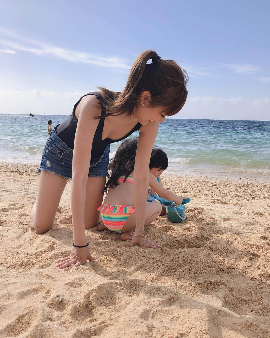 渡香奈さんのインスタグラム写真 - (渡香奈Instagram)「沖縄☀️ GW前半はシンガポール、夜中から2人の幼児を連れて空港まで行ったのに、私のパスポートの残りが半年切ってるとの事で飛行機まさかの乗れませんでした✈️💨 エアーとホテル、ベビーシッターさんを準備してくれた友達に平謝り😭  放心状態で帰って来て凹んでる所に翌日から子ども2人が風邪。4日間家に引きこもり💦  沖縄はなんとか無事たどり着いた✈️ 令和は本当にしっかりしたい😖  ロックポートのサンダルおろしたら歩きやすくてビックリ。エトレのボディキャミ着まわしやすすぎておススメです🦋 #シンガポール #パスポート期限切れ気をつけて #沖縄 #ゴールデンウィーク #令和 #目標 #しっかりする #ロックポート #エトレトウキョウ」5月3日 17時44分 - kanarina1261