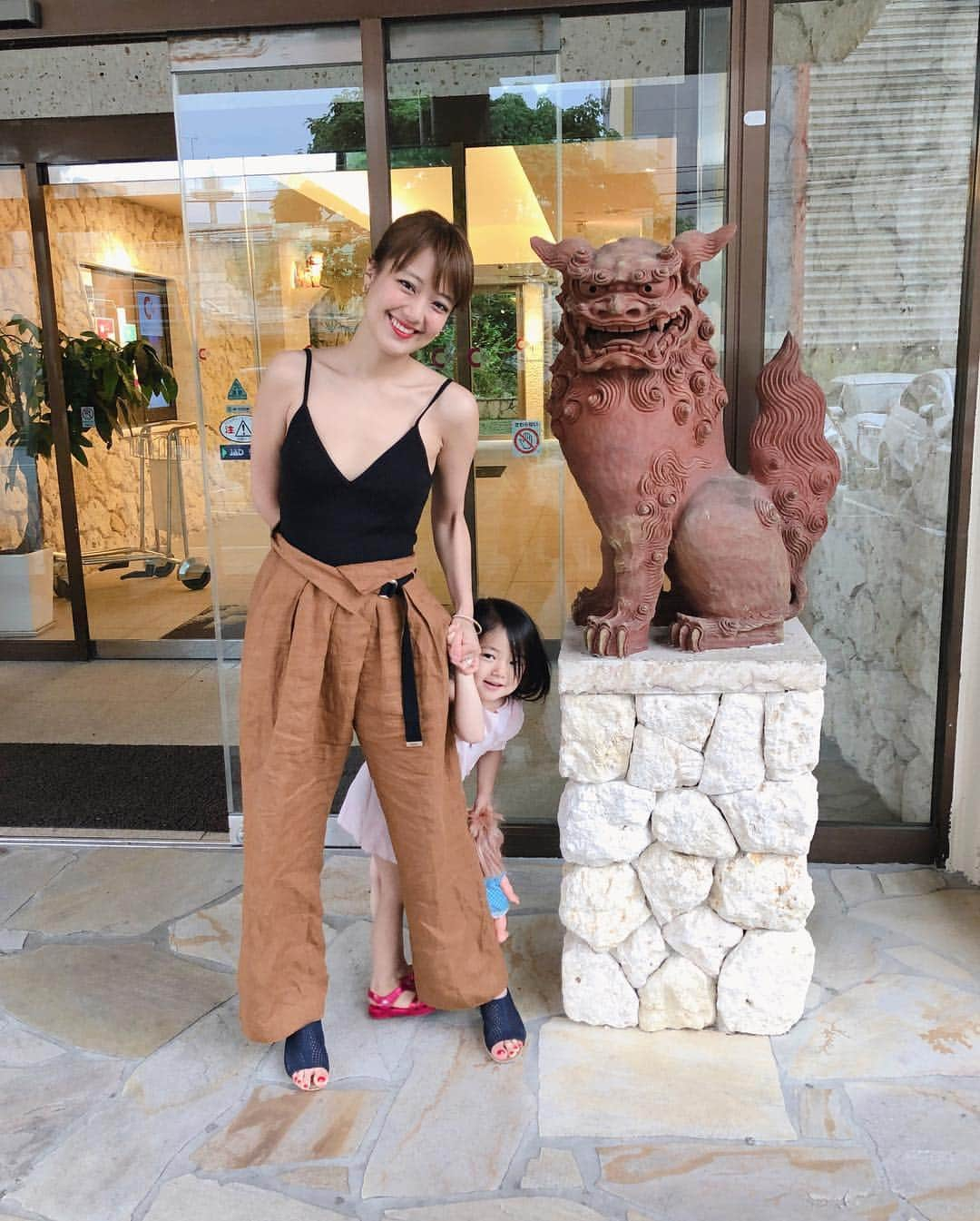 渡香奈さんのインスタグラム写真 - (渡香奈Instagram)「沖縄☀️ GW前半はシンガポール、夜中から2人の幼児を連れて空港まで行ったのに、私のパスポートの残りが半年切ってるとの事で飛行機まさかの乗れませんでした✈️💨 エアーとホテル、ベビーシッターさんを準備してくれた友達に平謝り😭  放心状態で帰って来て凹んでる所に翌日から子ども2人が風邪。4日間家に引きこもり💦  沖縄はなんとか無事たどり着いた✈️ 令和は本当にしっかりしたい😖  ロックポートのサンダルおろしたら歩きやすくてビックリ。エトレのボディキャミ着まわしやすすぎておススメです🦋 #シンガポール #パスポート期限切れ気をつけて #沖縄 #ゴールデンウィーク #令和 #目標 #しっかりする #ロックポート #エトレトウキョウ」5月3日 17時44分 - kanarina1261