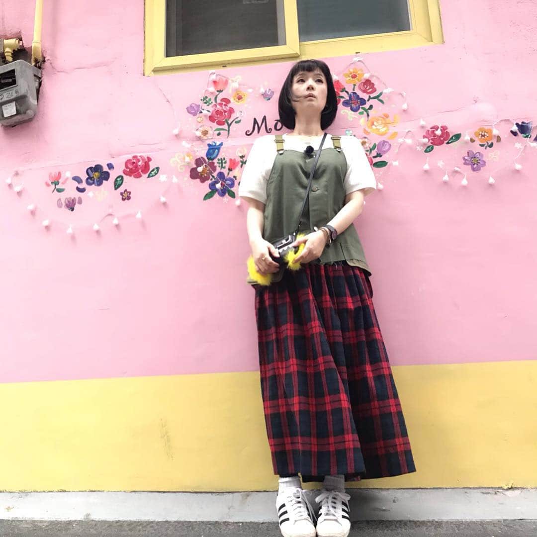 千秋さんのインスタグラム写真 - (千秋Instagram)「韓国旅行。 1,2枚目⏩路地裏をテーマにした旅だったのですが、路地裏に可愛い古着屋さんを見つけました👗👚👡こちらの古着屋さんは、急に見つけてアポなしでしたので、テレビ顔出しNGということでオンエアはしてません🙅🏻‍♀️インスタだけの情報です👍🏻 @_moranmoran 3,4枚目⏩梨奏院辺りの路地裏。オンエアした靴下屋さんも。5枚目⏩オンエアしたカンナムチョッカルビのお店。  #韓国旅行 #千秋旅日記 #ノンストップ #梨泰院 #路地裏 #古着屋 #moranmoran #江南 #古着 #古着好き #古着コーデ #古着ファッション #古着女子 #古着mix #古着千秋 #古着」5月3日 17時37分 - chiaki77777