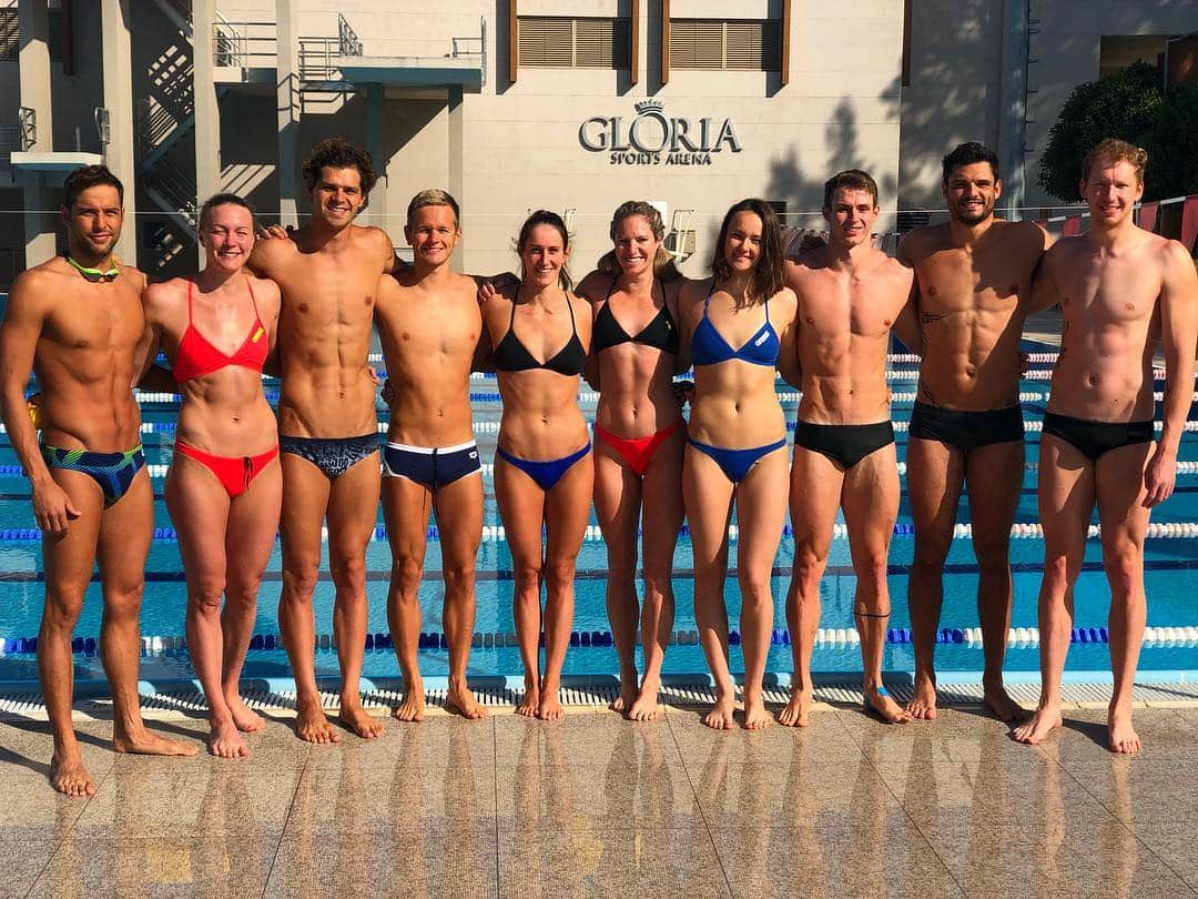 エミリー・シーボームのインスタグラム：「How many abs can you fit in one photo?」