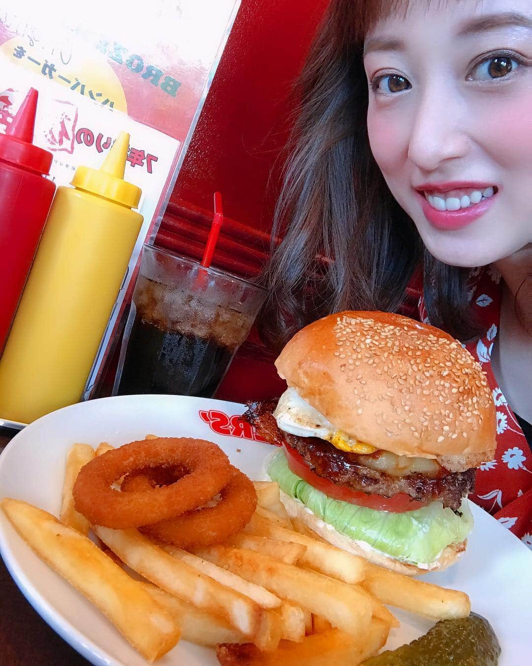 中西麻里衣さんのインスタグラム写真 - (中西麻里衣Instagram)「家族で人形町界隈へ💨 ランチはパパのリクエストで初BROZER'S🍔。メニューを見て、パインエッグバーガーに即決❗️ 熱々の焼き🍍の甘みとBBQソースがかなり好みで、あんまりお腹空いていなかったのに美味しくて完食でした。🤤。 #gw#家族dey#ハンバーガー#🍔#ブラザーズ#エッグパインバーガー#コーラ#黄金の組み合わせ#美味しい#🤤#また食べたい味#お腹いっぱい#御参り#食レポ#男の子まま#いいお天気」5月3日 17時39分 - 87marii