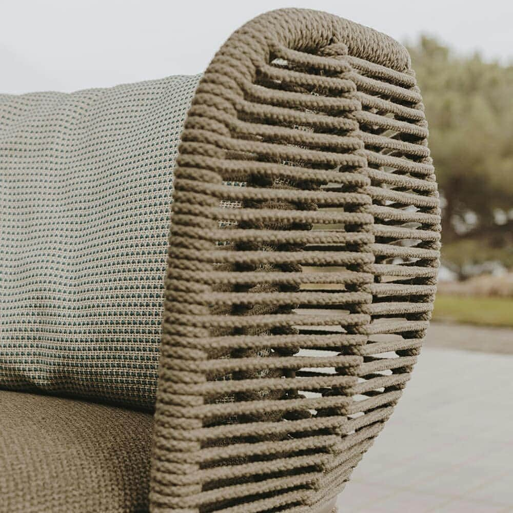 B&B Italiaさんのインスタグラム写真 - (B&B ItaliaInstagram)「Sensual shapes, woven forms, enveloping volumes: please welcome Bay, a collection of sculptural outdoor furnishings designed by Nipa Doshi and Jonathan Levien. . . . #Bayoutdoor #bebitalia #doshilevien #outdoordecor #outdoordesign」5月3日 17時45分 - bebitalia