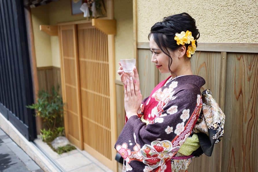 緑川静香さんのインスタグラム写真 - (緑川静香Instagram)「日本酒🍶と着物👘シリーズ。笑﻿ ﻿ #しーたん日本酒録 #唎酒師 #日本酒 #日本酒女子 #着物 #着物女子 #おちょこ #sake #ochoko #kimono ﻿ #次帯載せます﻿ #すごいいいロケーション﻿ #京都ぽく﻿ #着物はファッション ﻿ #着ると自然と仕草がしなやかになる﻿ #引き締まります」5月3日 17時49分 - midorikawa_shizuka