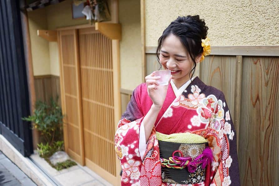 緑川静香さんのインスタグラム写真 - (緑川静香Instagram)「日本酒🍶と着物👘シリーズ。笑﻿ ﻿ #しーたん日本酒録 #唎酒師 #日本酒 #日本酒女子 #着物 #着物女子 #おちょこ #sake #ochoko #kimono ﻿ #次帯載せます﻿ #すごいいいロケーション﻿ #京都ぽく﻿ #着物はファッション ﻿ #着ると自然と仕草がしなやかになる﻿ #引き締まります」5月3日 17時49分 - midorikawa_shizuka