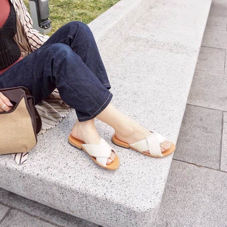 CARNET OFFICIALのインスタグラム：「【 サンダルコレクション開催中✨ 】 イタリアの靴ブランド "MAURO de BARI" のサンダルも入荷してます🇮🇹👡 .  本革底を使用しているので 馴染みがよく履き心地◎ ハラコ素材で周りとひと味違ったオシャレを楽しめます😍♪ . sandal◾︎ MB-A30H-1902 ¥22,000+tax bag ◽︎B-HA1812956-1902 ¥15,000+tax . . @daniella_and_gemma  #danigemma  #fashion #sandals  #cordinate  #maurodebari  #madeinitaly  #hashibami  #サンダル  #大人カジュアル  #大人コーデ #新丸ビル #二子玉川ライズ」