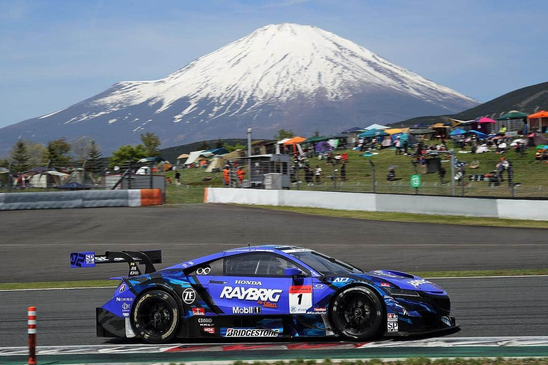 ジェンソン・バトンさんのインスタグラム写真 - (ジェンソン・バトンInstagram)「Tough qualifying for us today as we ended up 12th but at least the #1 got a nice two shot with Fuji san! 📸by @shigeyoshi_male」5月3日 17時49分 - jensonbutton