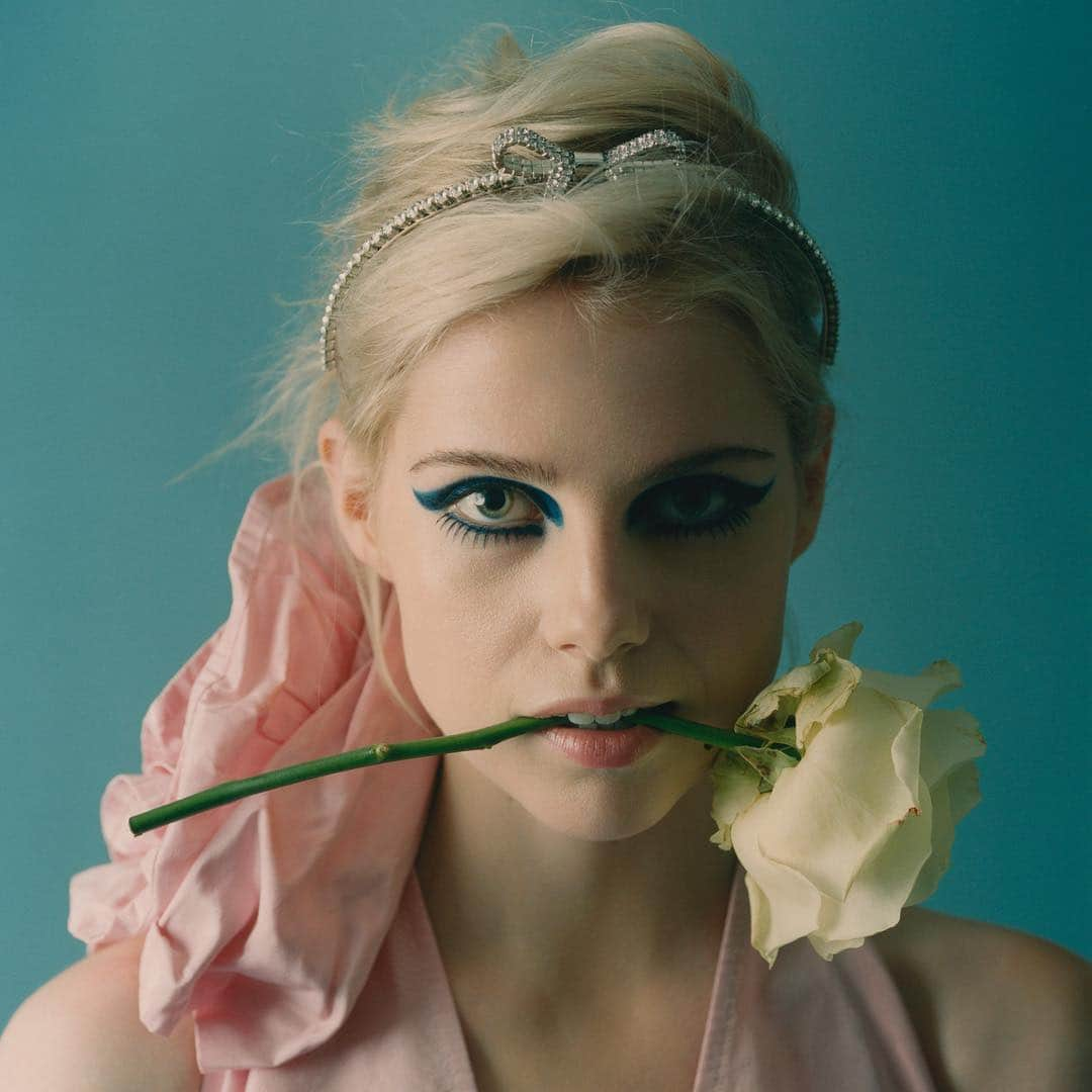 Miu Miuさんのインスタグラム写真 - (Miu MiuInstagram)「@LucyBoynton1 in #MiuMiuSS19 for @Rollacoaster Magazine. Photography by @KarenCollinsPhoto and Styling by @LeithClark.  #MiuMiuEditorials」5月3日 17時50分 - miumiu