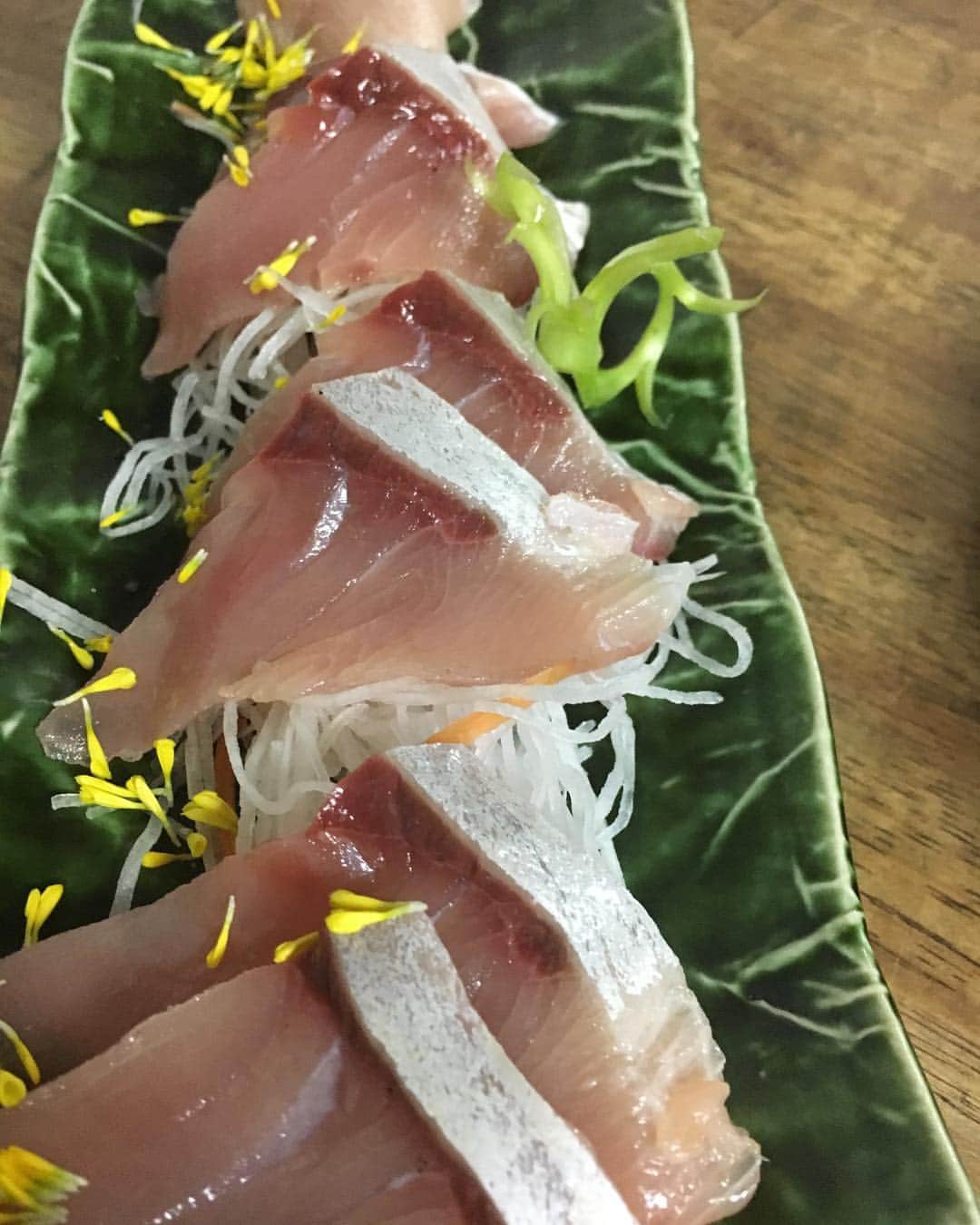 のインスタグラム：「お久しぶりです！鶏屋です！  GWも半ば、皆様如何お過ごしでしょうか。  今日も張り切って営業中*\(^o^)/* #鶏っく富山#飲み放題#地酒 #地鶏#完全個室#創作居酒屋#宴会#飲み会#予約受付中」